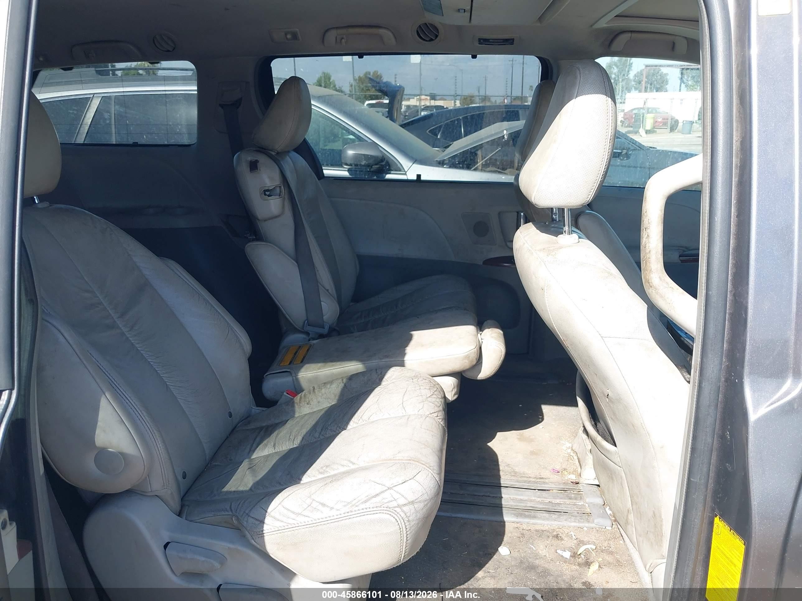 2011 Toyota Sienna Xle V6 Серый vin: 5TDYK3DC9BS072849