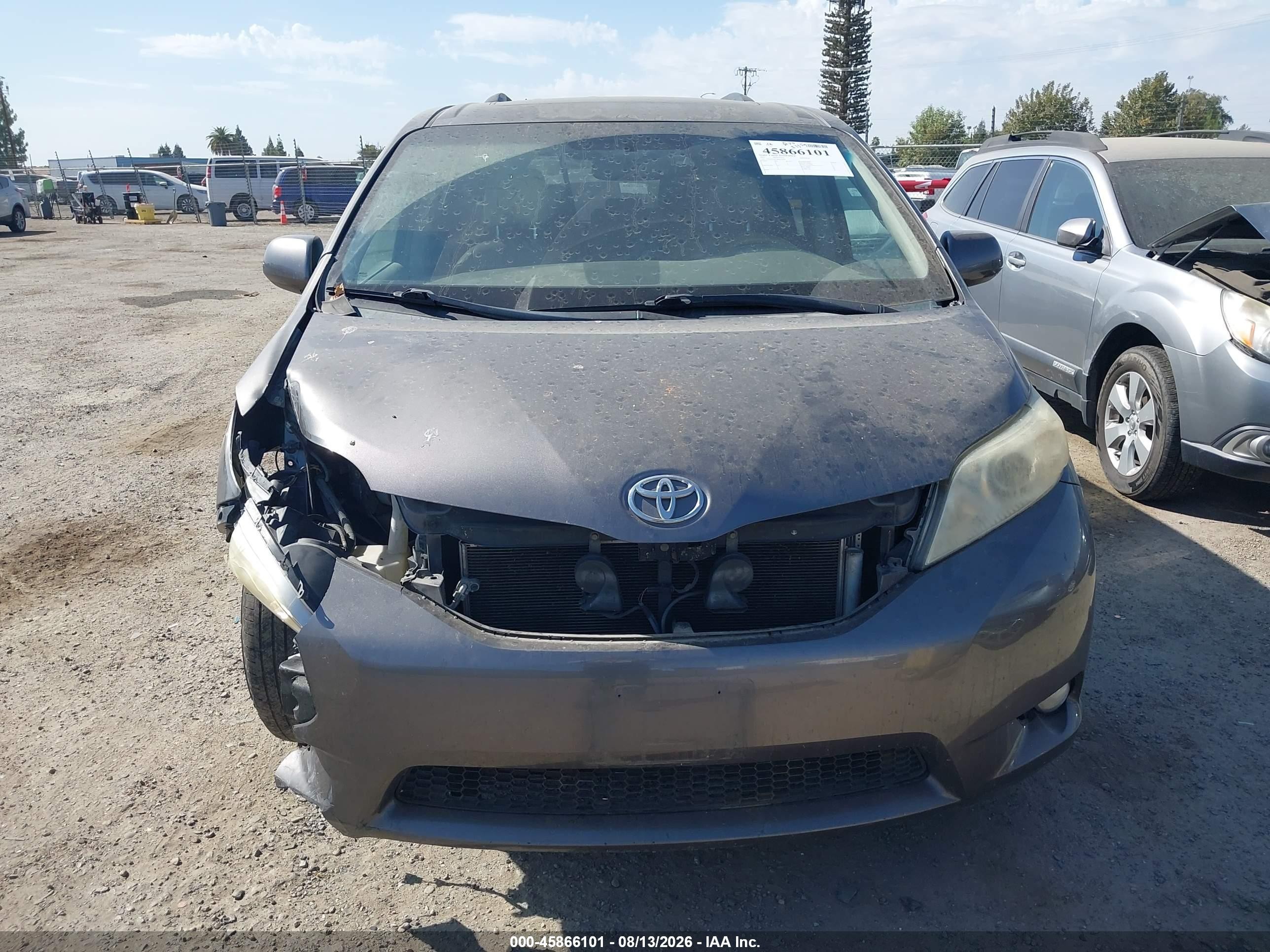 2011 Toyota Sienna Xle V6 Серый vin: 5TDYK3DC9BS072849