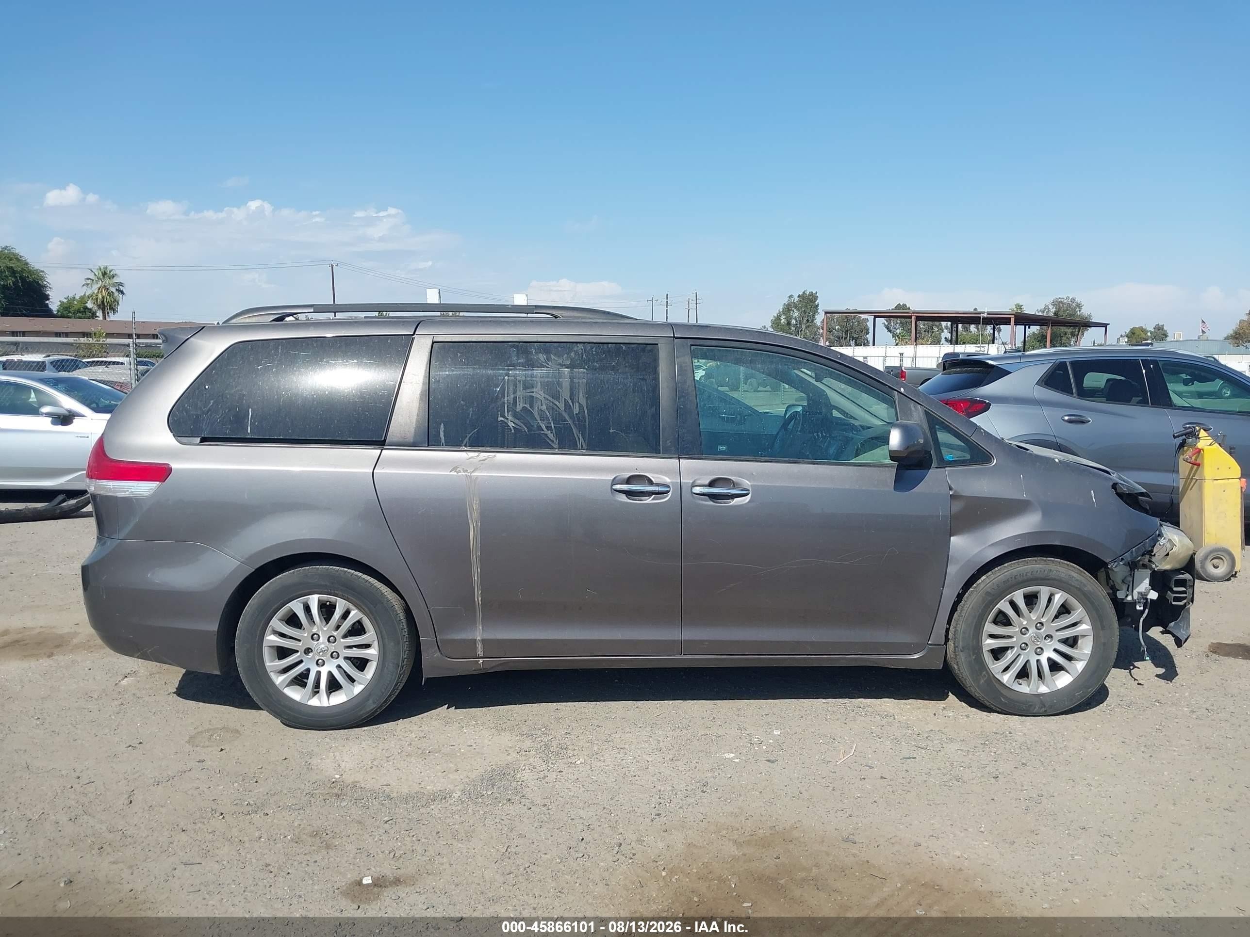 2011 Toyota Sienna Xle V6 Серый vin: 5TDYK3DC9BS072849