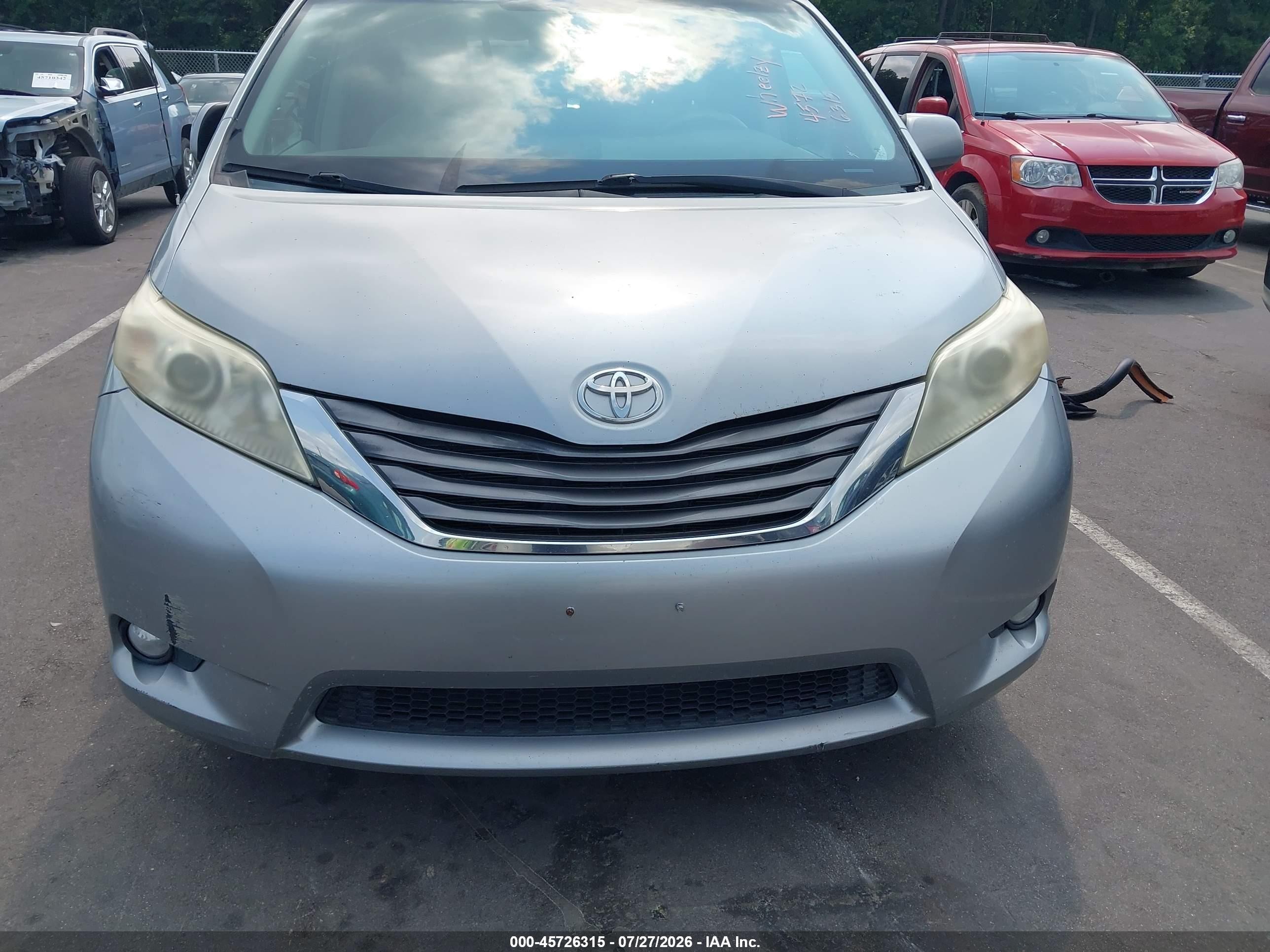 2011 Toyota Sienna Xle V6 Silver vin: 5TDYK3DC9BS079574