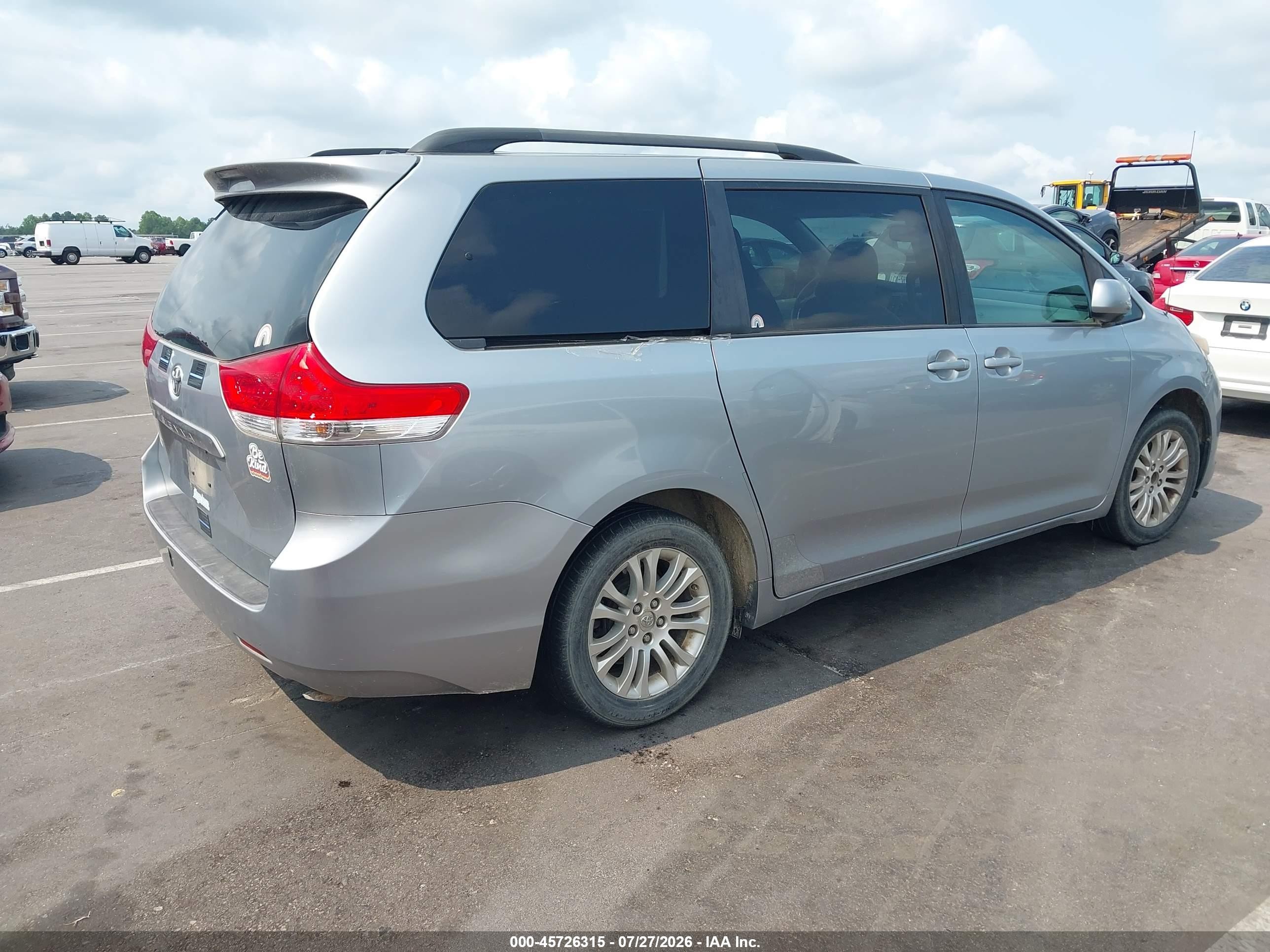 2011 Toyota Sienna Xle V6 Silver vin: 5TDYK3DC9BS079574