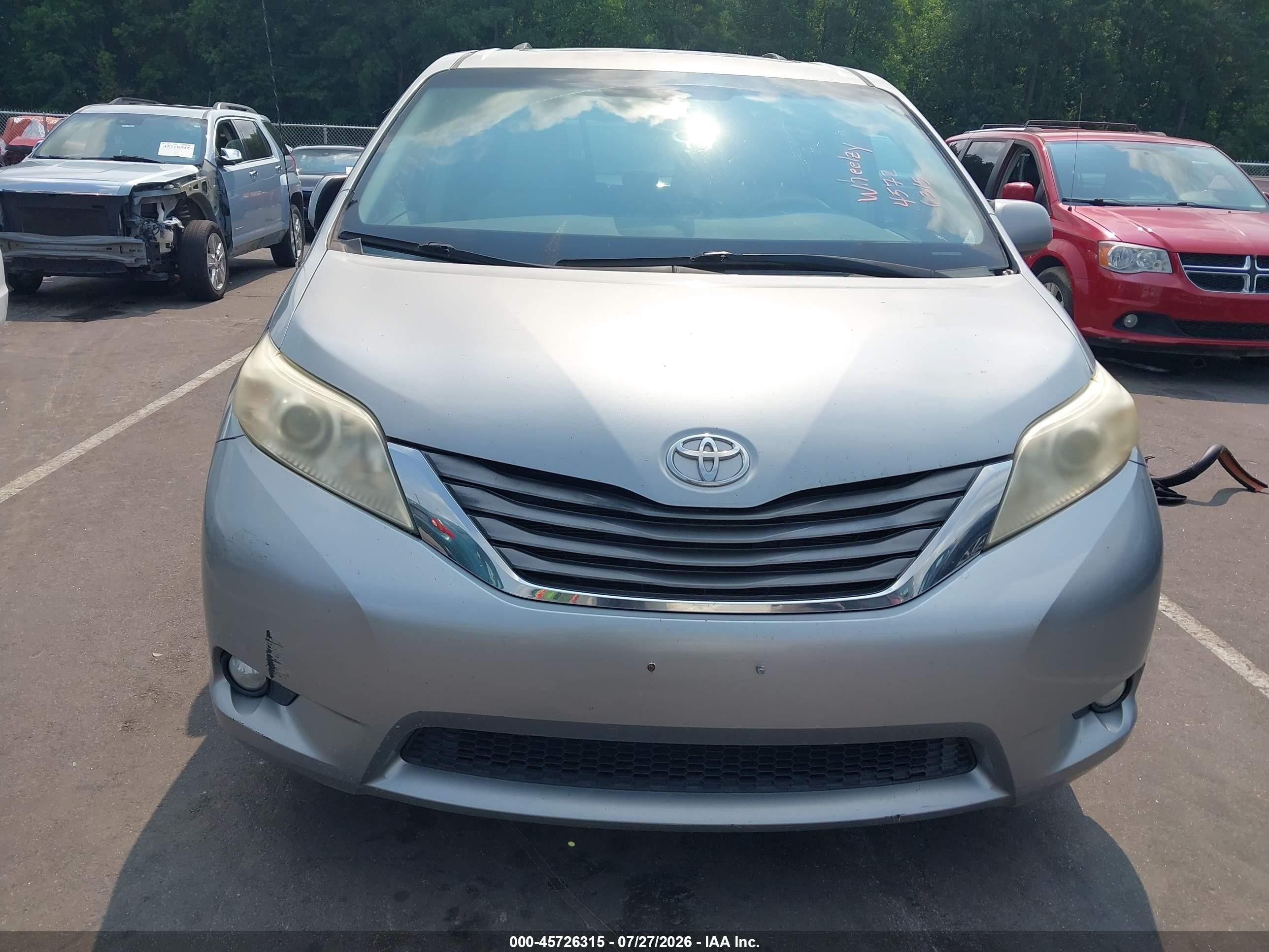 2011 Toyota Sienna Xle V6 Silver vin: 5TDYK3DC9BS079574