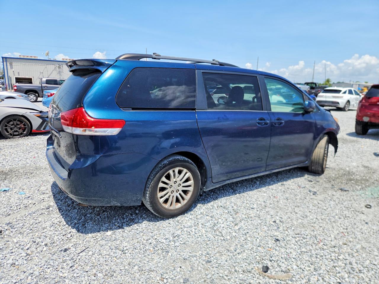 2011 Toyota Sienna Xle 8-passenger Blue vin: 5TDYK3DC9BS085181