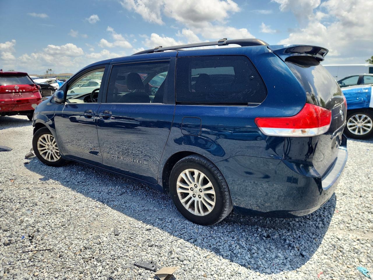 2011 Toyota Sienna Xle 8-passenger Blue vin: 5TDYK3DC9BS085181