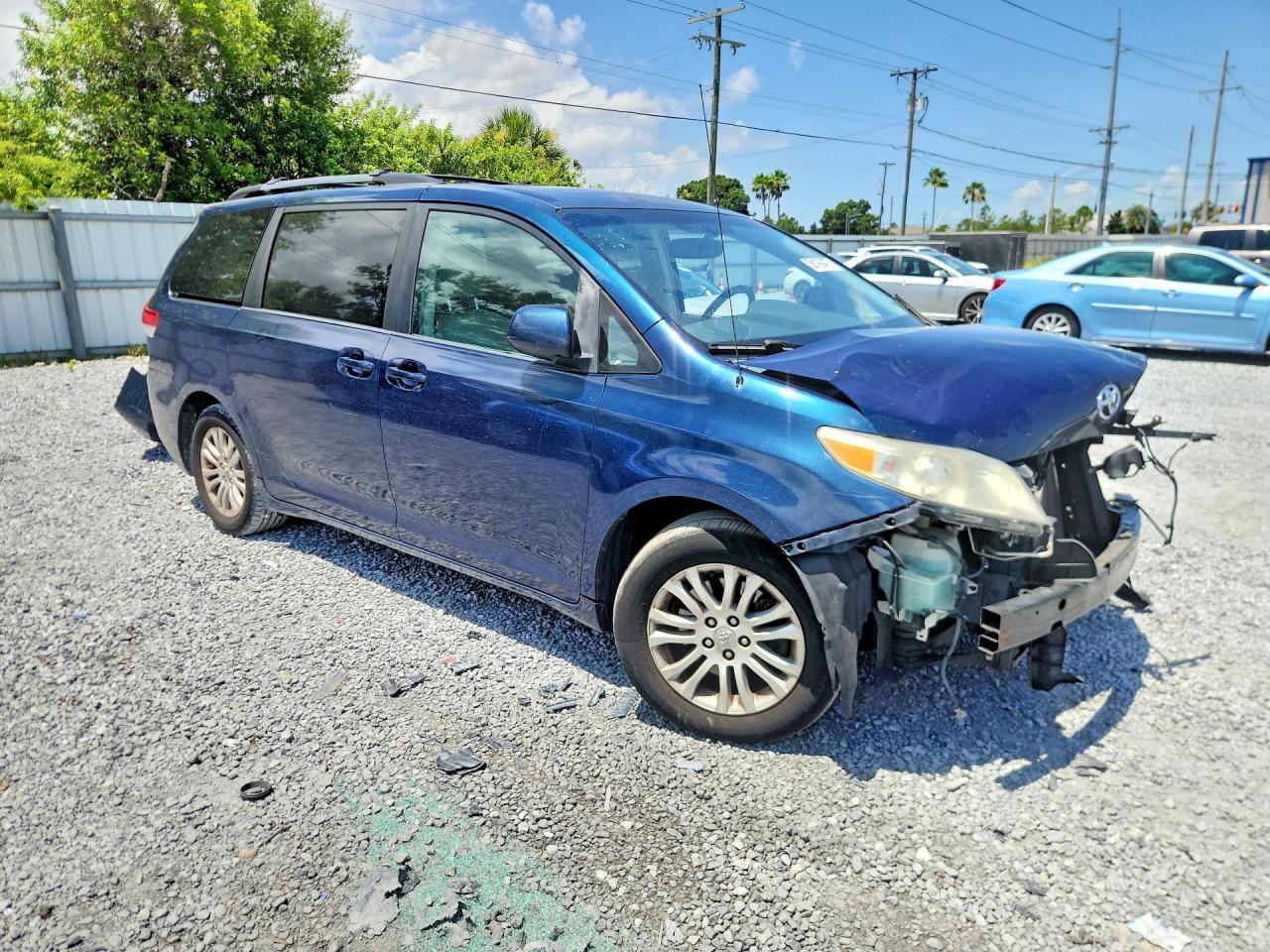 2011 Toyota Sienna Xle 8-passenger Blue vin: 5TDYK3DC9BS085181