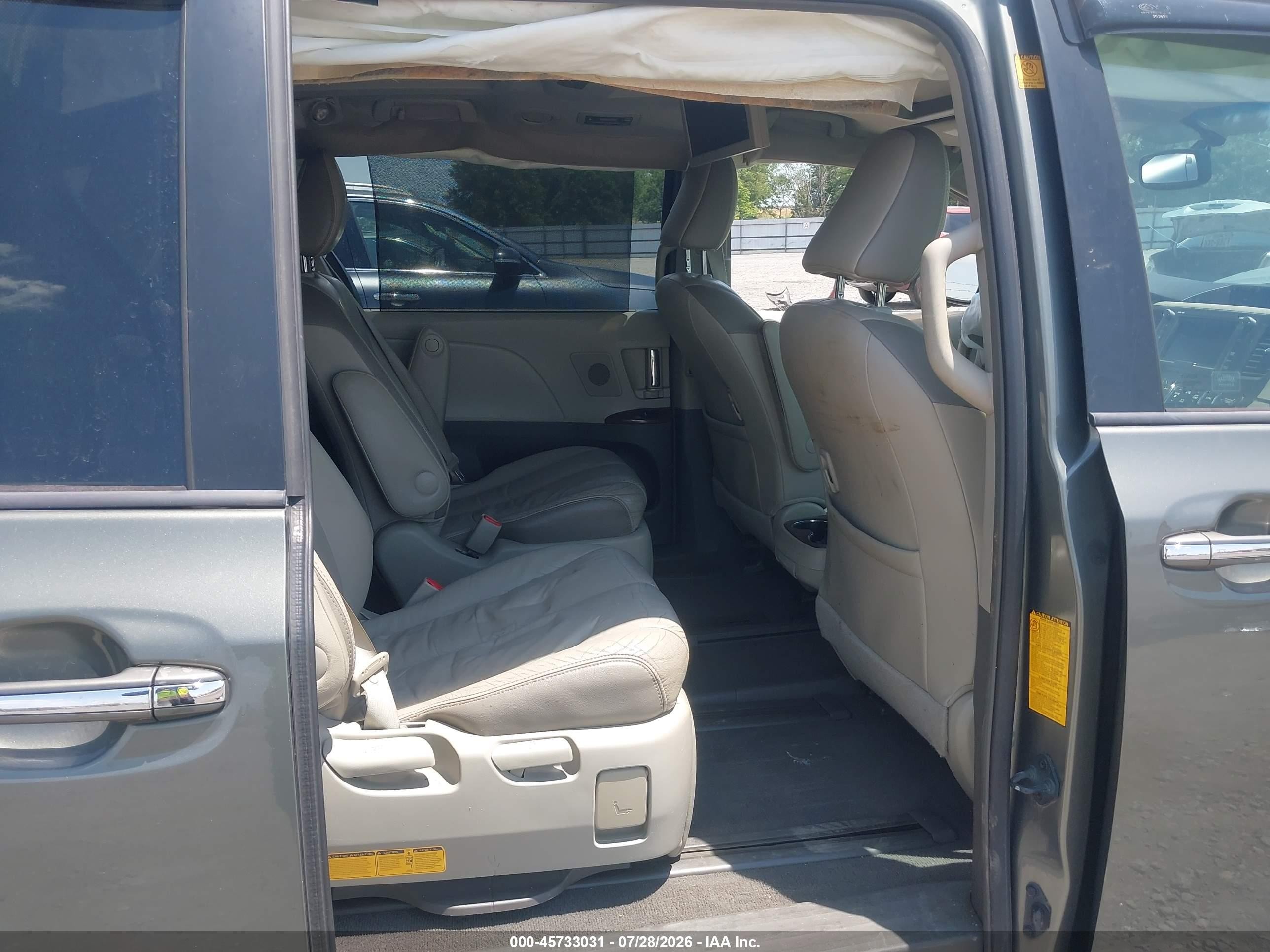 2011 Toyota Sienna Limited V6 Серый vin: 5TDYK3DC9BS100407