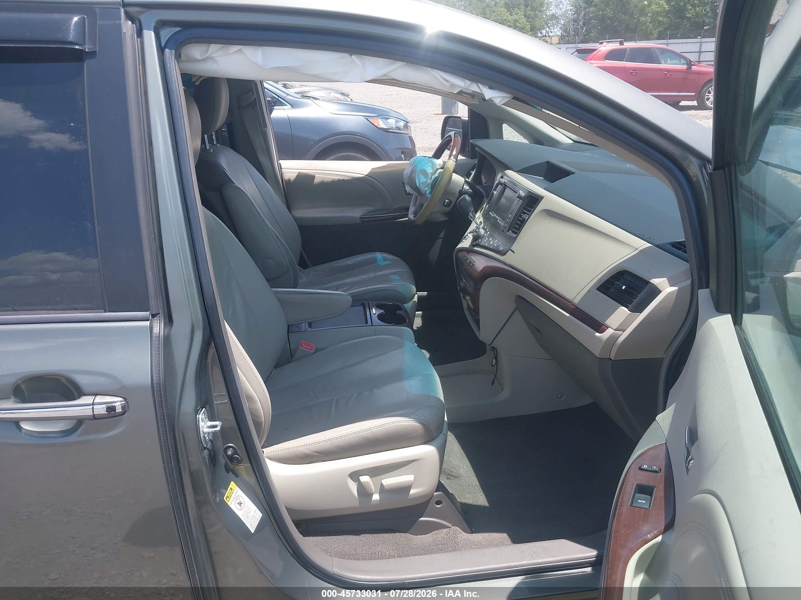 2011 Toyota Sienna Limited V6 Серый vin: 5TDYK3DC9BS100407