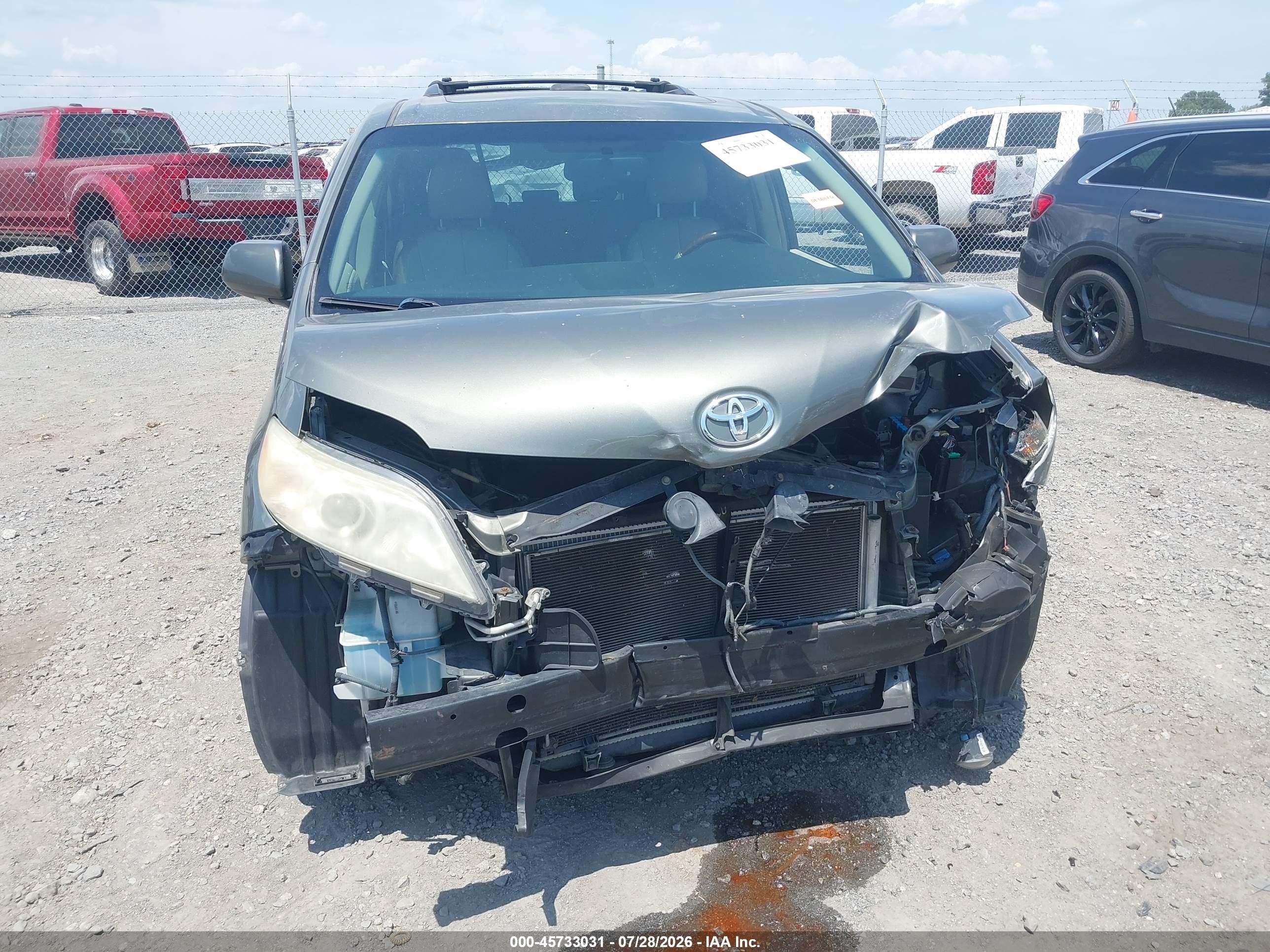 2011 Toyota Sienna Limited V6 Серый vin: 5TDYK3DC9BS100407
