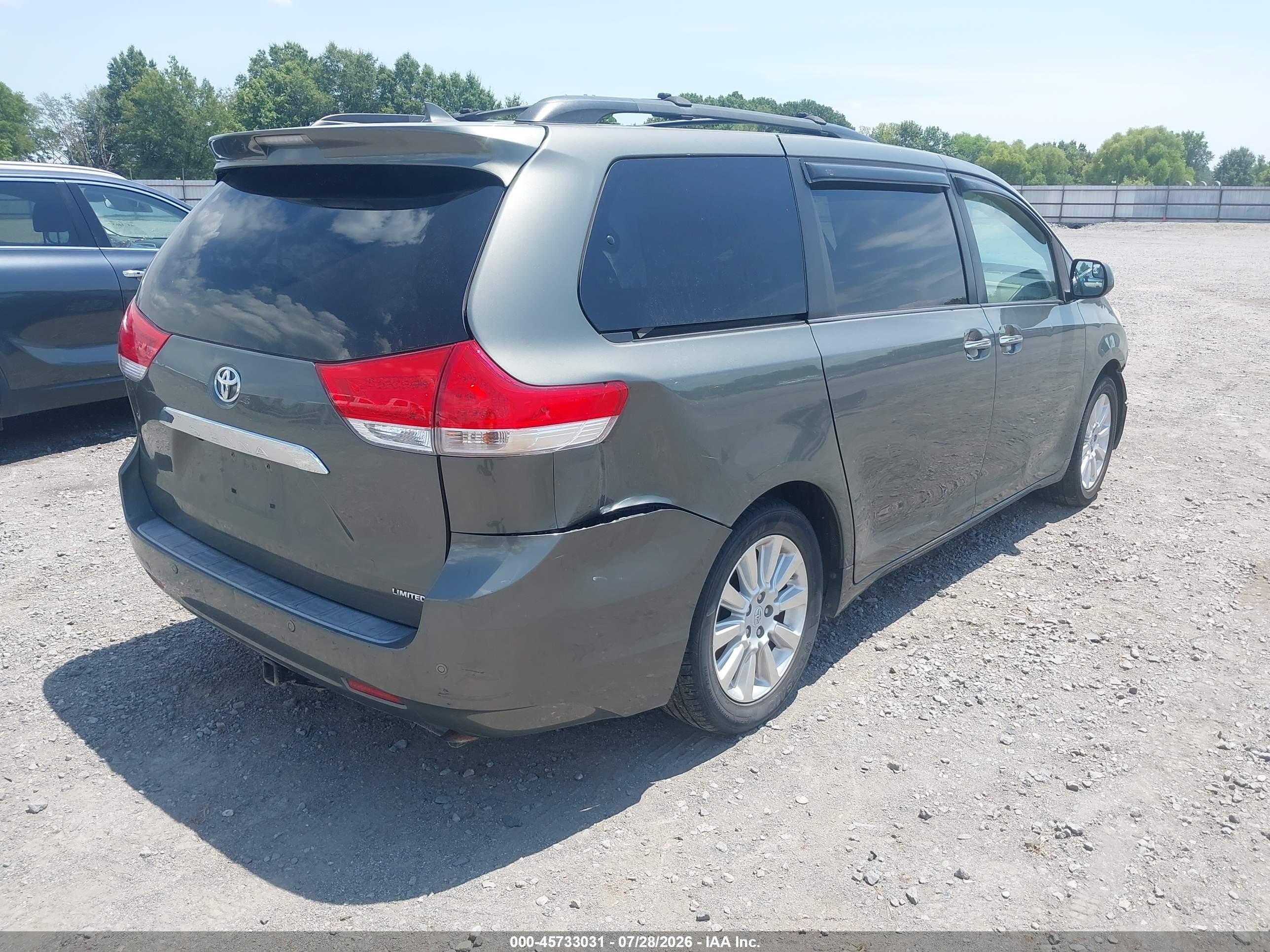 2011 Toyota Sienna Limited V6 Серый vin: 5TDYK3DC9BS100407
