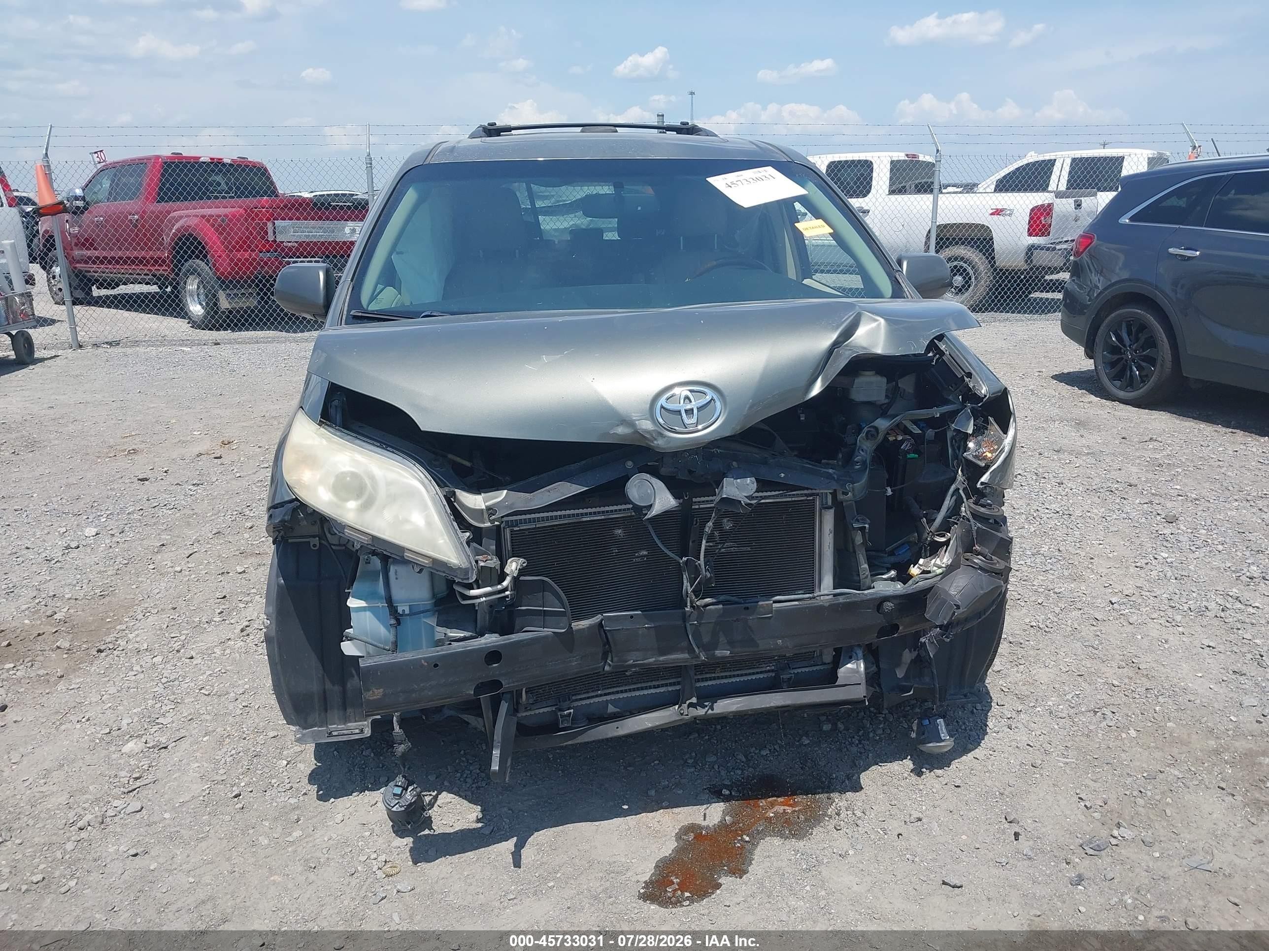 2011 Toyota Sienna Limited V6 Серый vin: 5TDYK3DC9BS100407