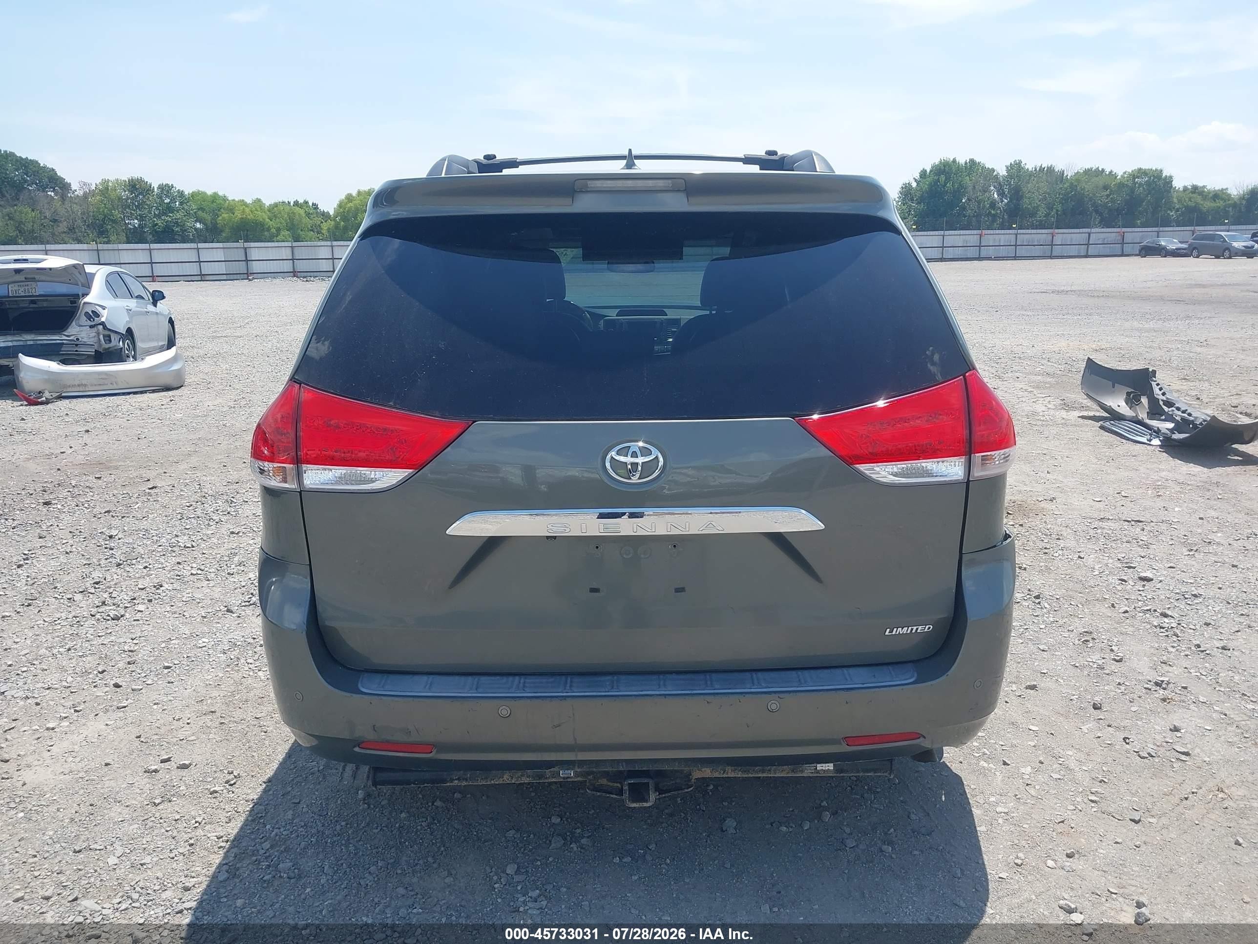 2011 Toyota Sienna Limited V6 Серый vin: 5TDYK3DC9BS100407