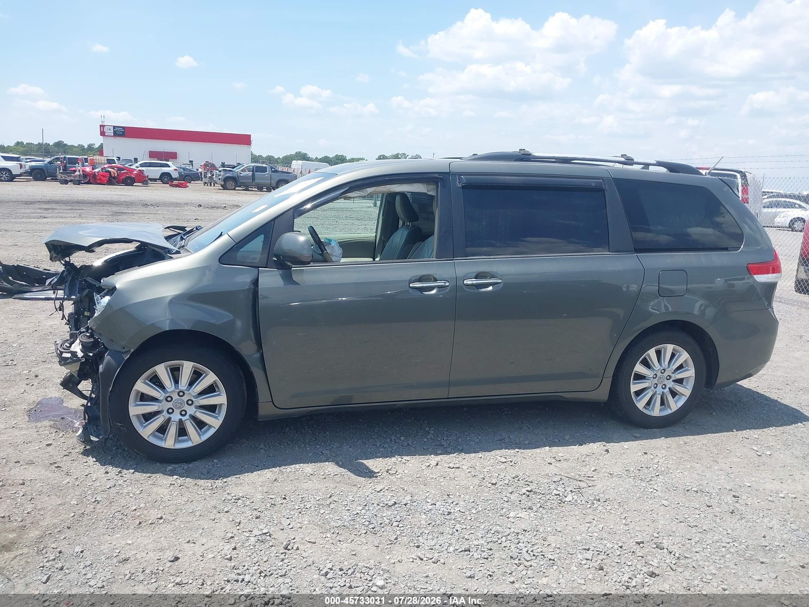 2011 Toyota Sienna Limited V6 Серый vin: 5TDYK3DC9BS100407