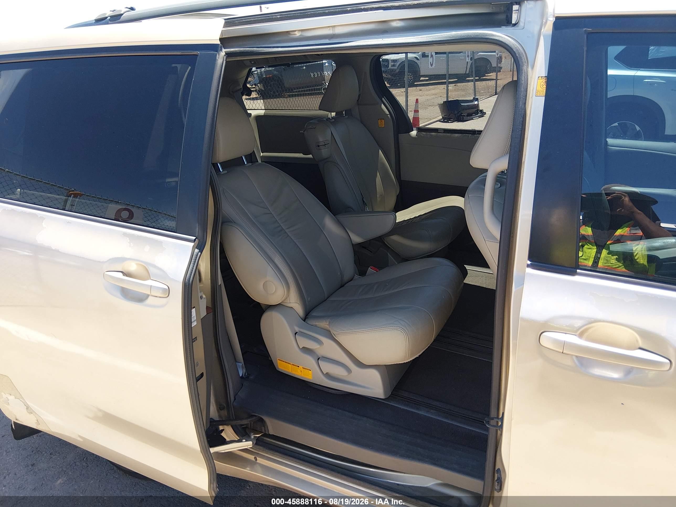2011 Toyota Sienna Xle V6 Tan vin: 5TDYK3DC9BS108622