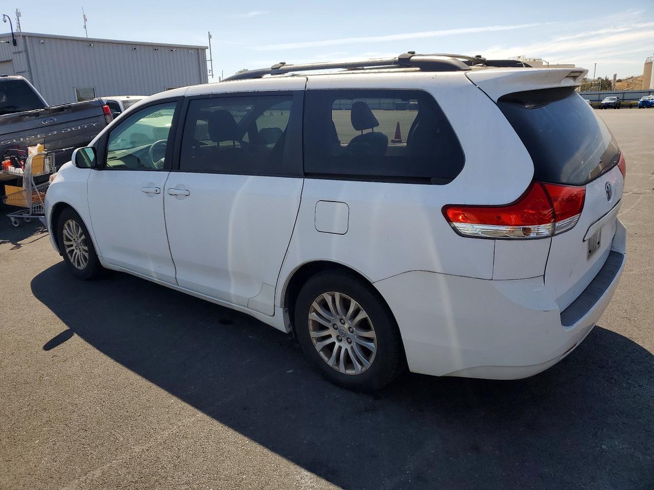 2011 Toyota Sienna Xle 8-passenger White vin: 5TDYK3DC9BS114386