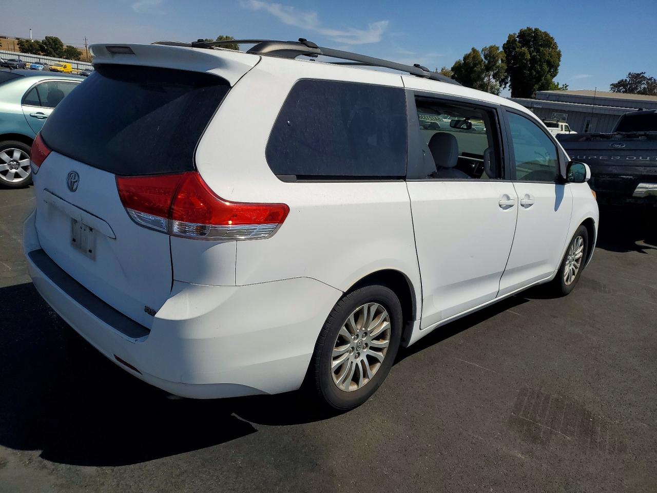 2011 Toyota Sienna Xle 8-passenger White vin: 5TDYK3DC9BS114386