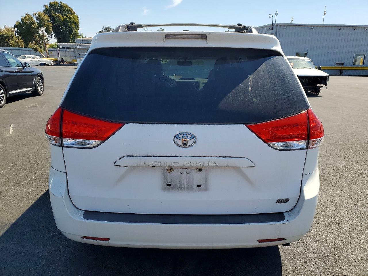 2011 Toyota Sienna Xle 8-passenger White vin: 5TDYK3DC9BS114386