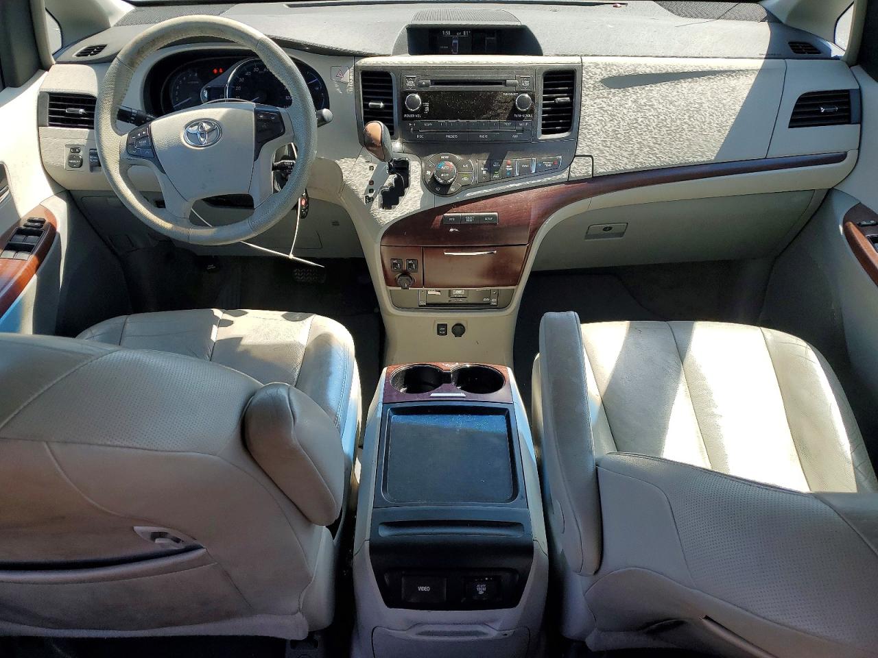 2011 Toyota Sienna Xle 8-passenger White vin: 5TDYK3DC9BS114386
