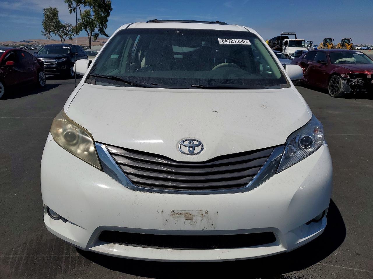 2011 Toyota Sienna Xle 8-passenger White vin: 5TDYK3DC9BS114386