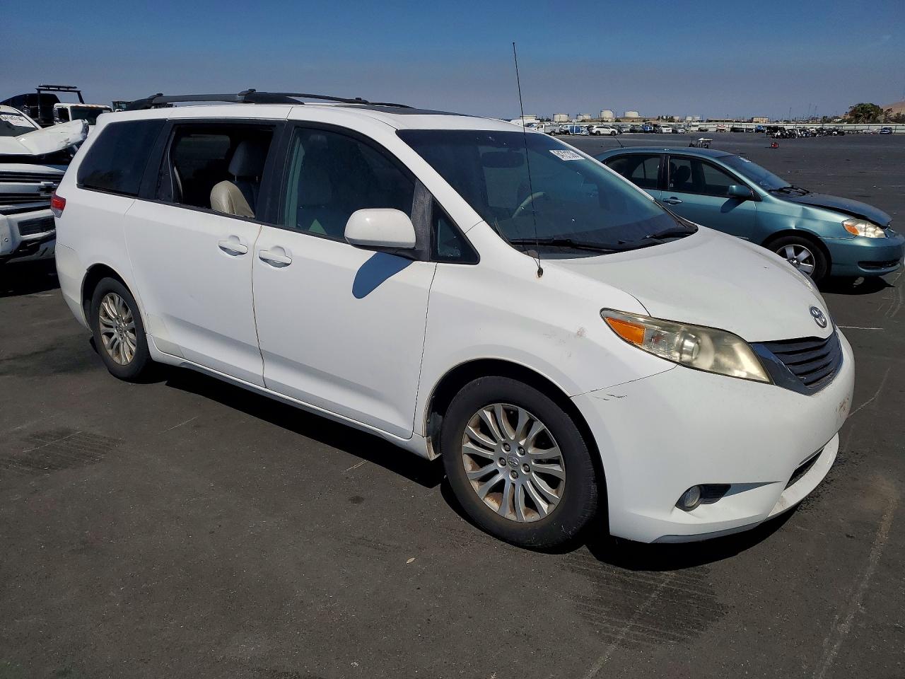 2011 Toyota Sienna Xle 8-passenger White vin: 5TDYK3DC9BS114386