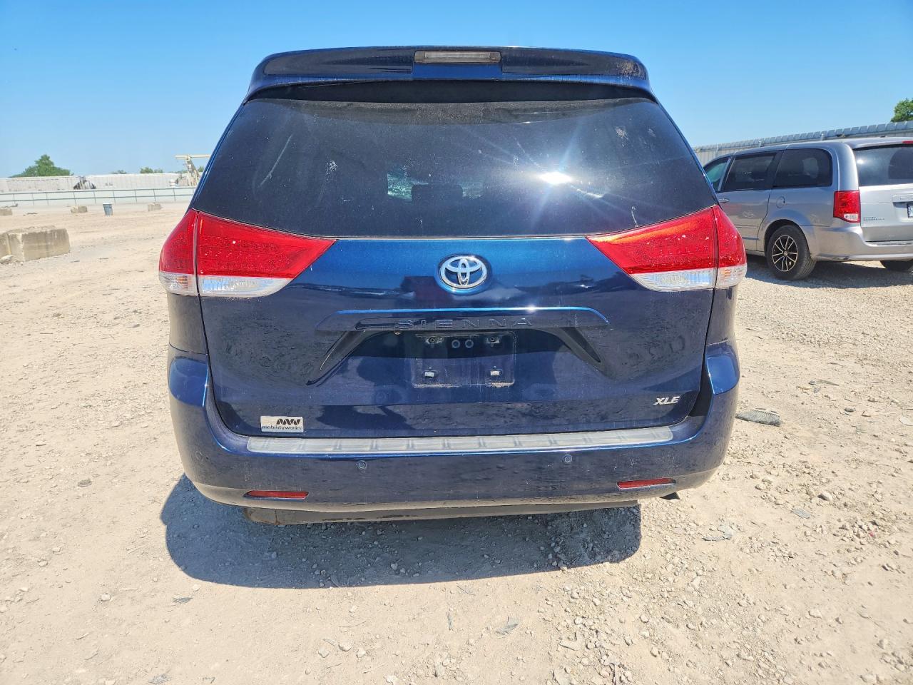 2011 Toyota Sienna Xle 8-passenger Blue vin: 5TDYK3DC9BS146271