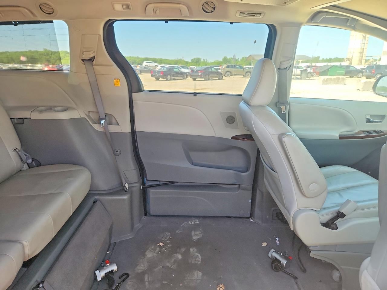 2011 Toyota Sienna Xle 8-passenger Blue vin: 5TDYK3DC9BS146271