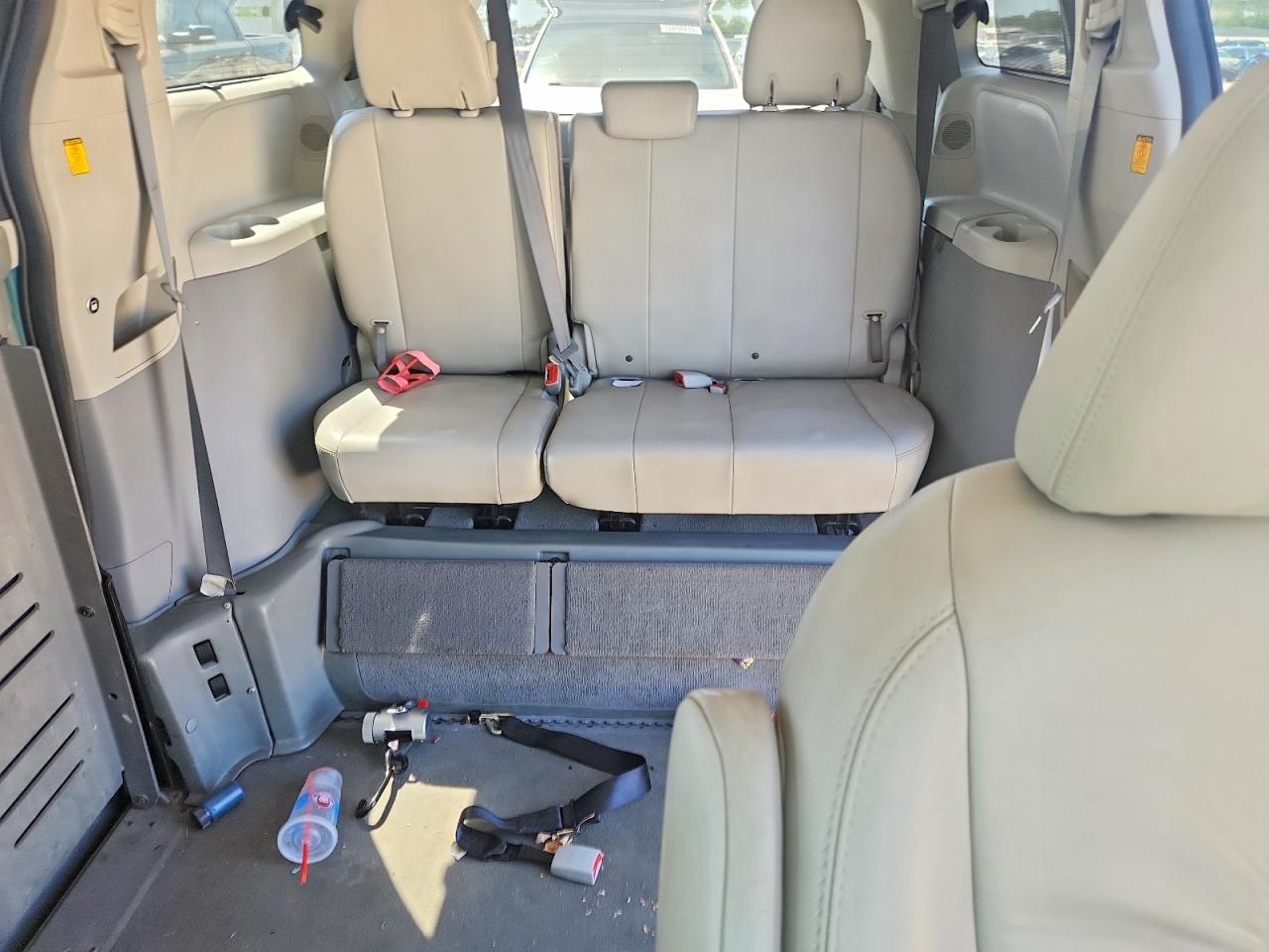 2011 Toyota Sienna Xle 8-passenger Blue vin: 5TDYK3DC9BS146271