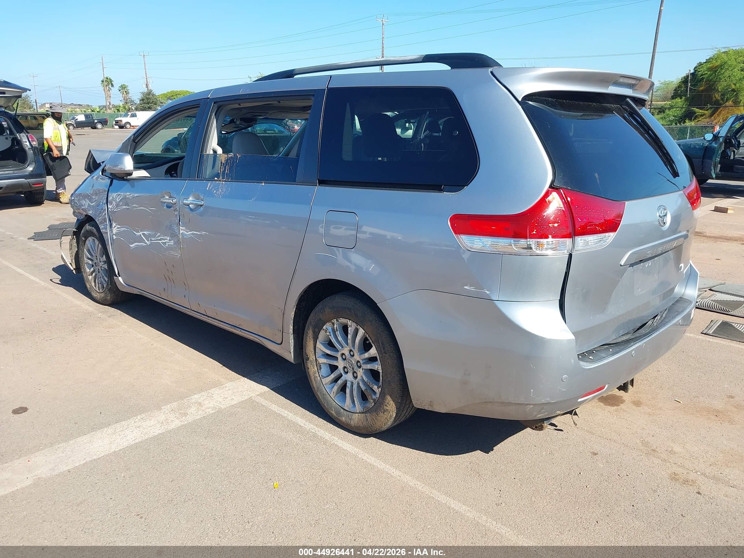 2011 Toyota Sienna Xle V6 Silver vin: 5TDYK3DC9BS170411