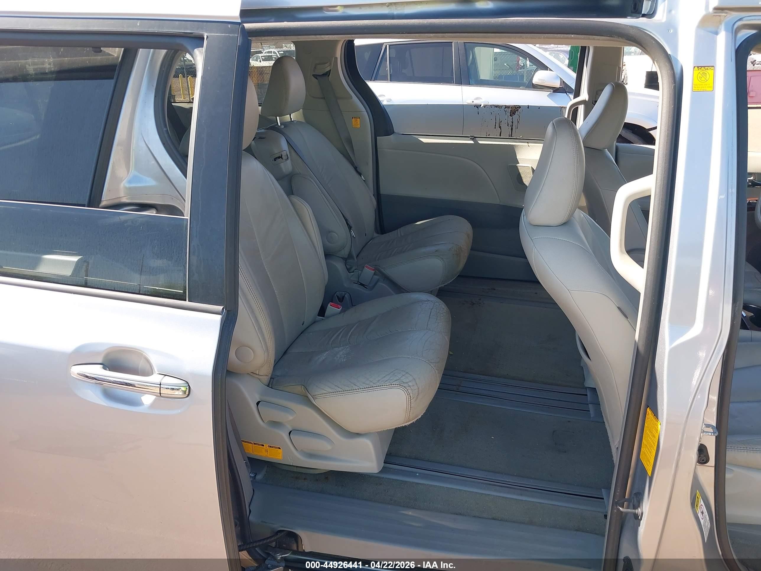 2011 Toyota Sienna Xle V6 Silver vin: 5TDYK3DC9BS170411