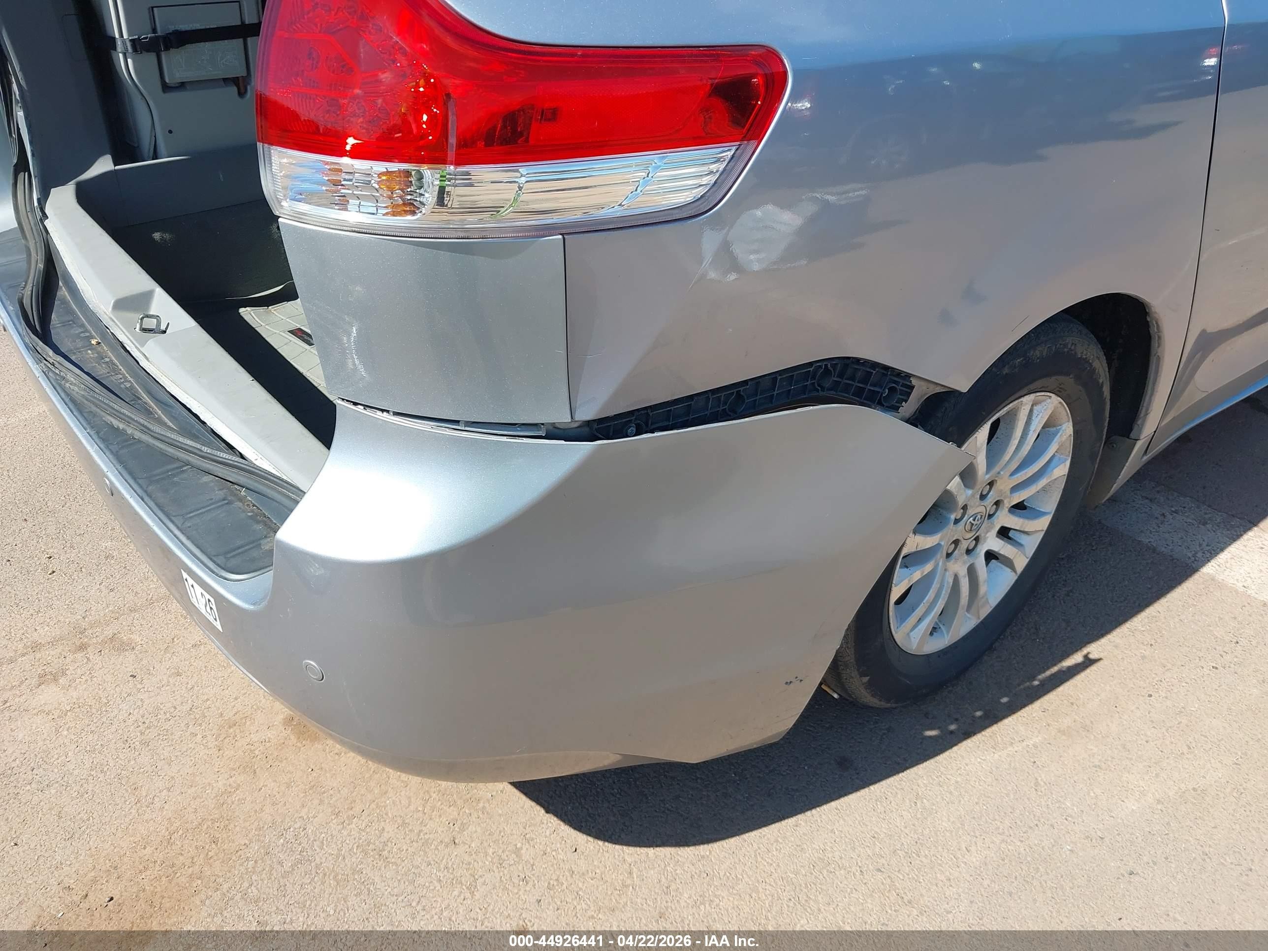 2011 Toyota Sienna Xle V6 Silver vin: 5TDYK3DC9BS170411