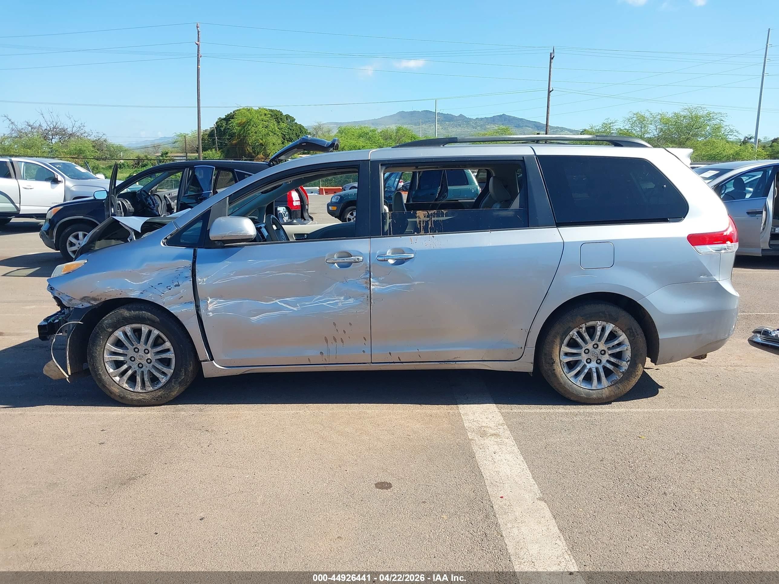 2011 Toyota Sienna Xle V6 Silver vin: 5TDYK3DC9BS170411