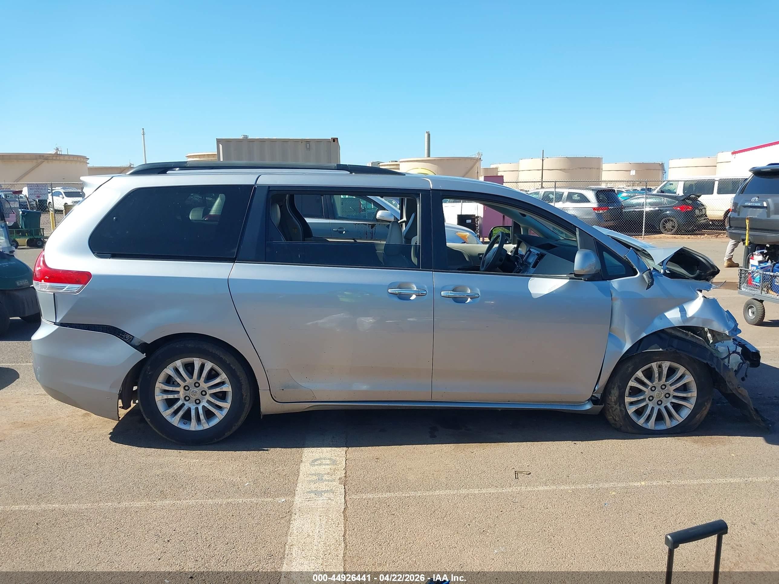 2011 Toyota Sienna Xle V6 Silver vin: 5TDYK3DC9BS170411