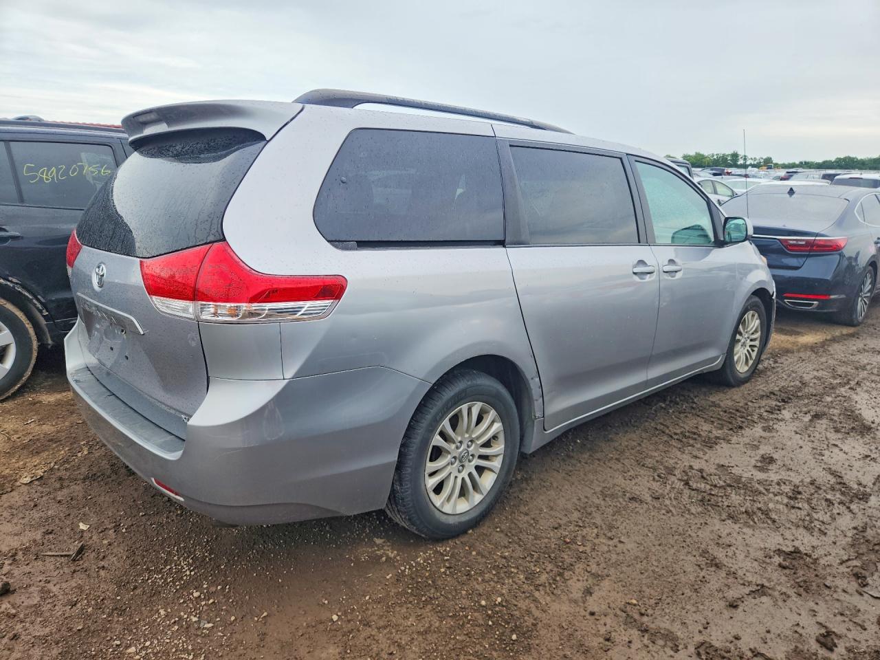 2012 Toyota Sienna Xle 8-passenger Silver vin: 5TDYK3DC9CS180552