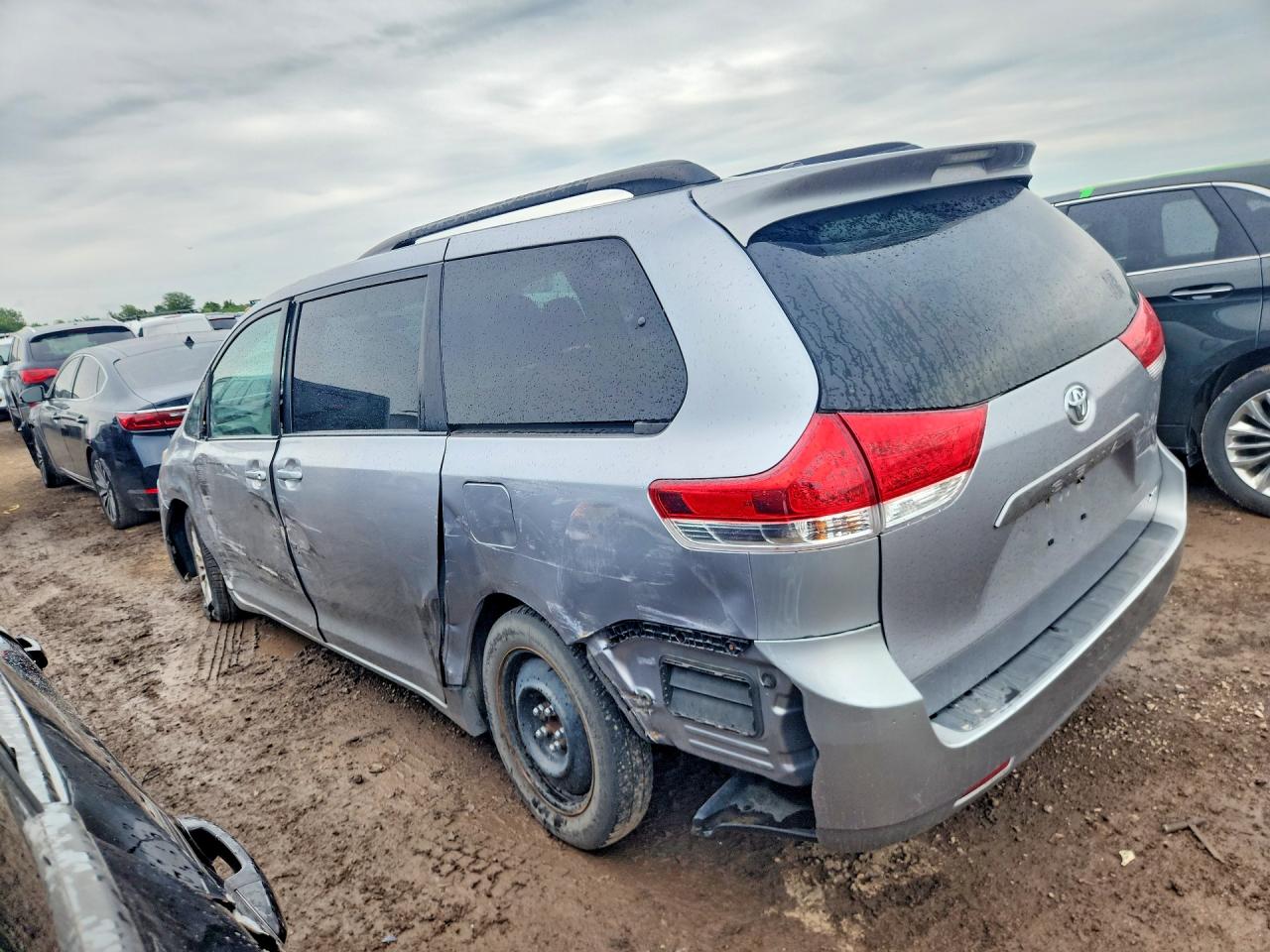 2012 Toyota Sienna Xle 8-passenger Silver vin: 5TDYK3DC9CS180552