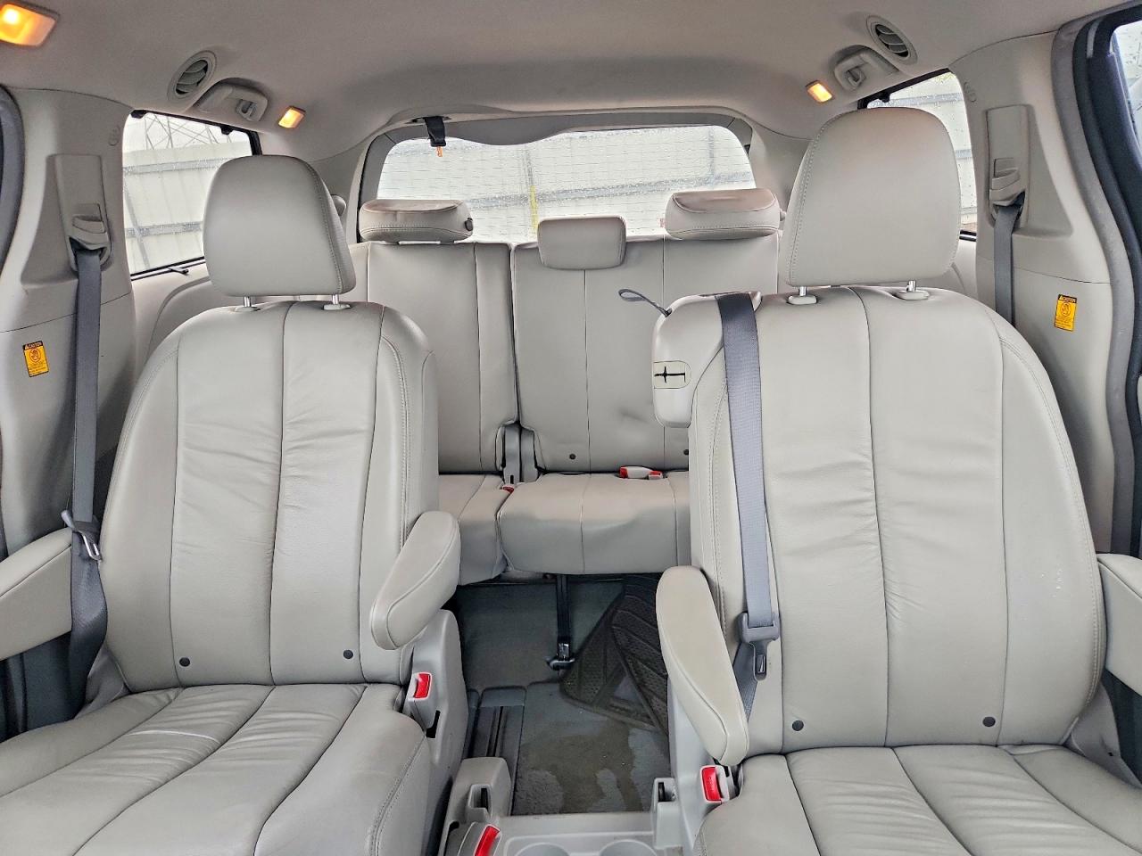 2012 Toyota Sienna Xle 8-passenger Silver vin: 5TDYK3DC9CS180552