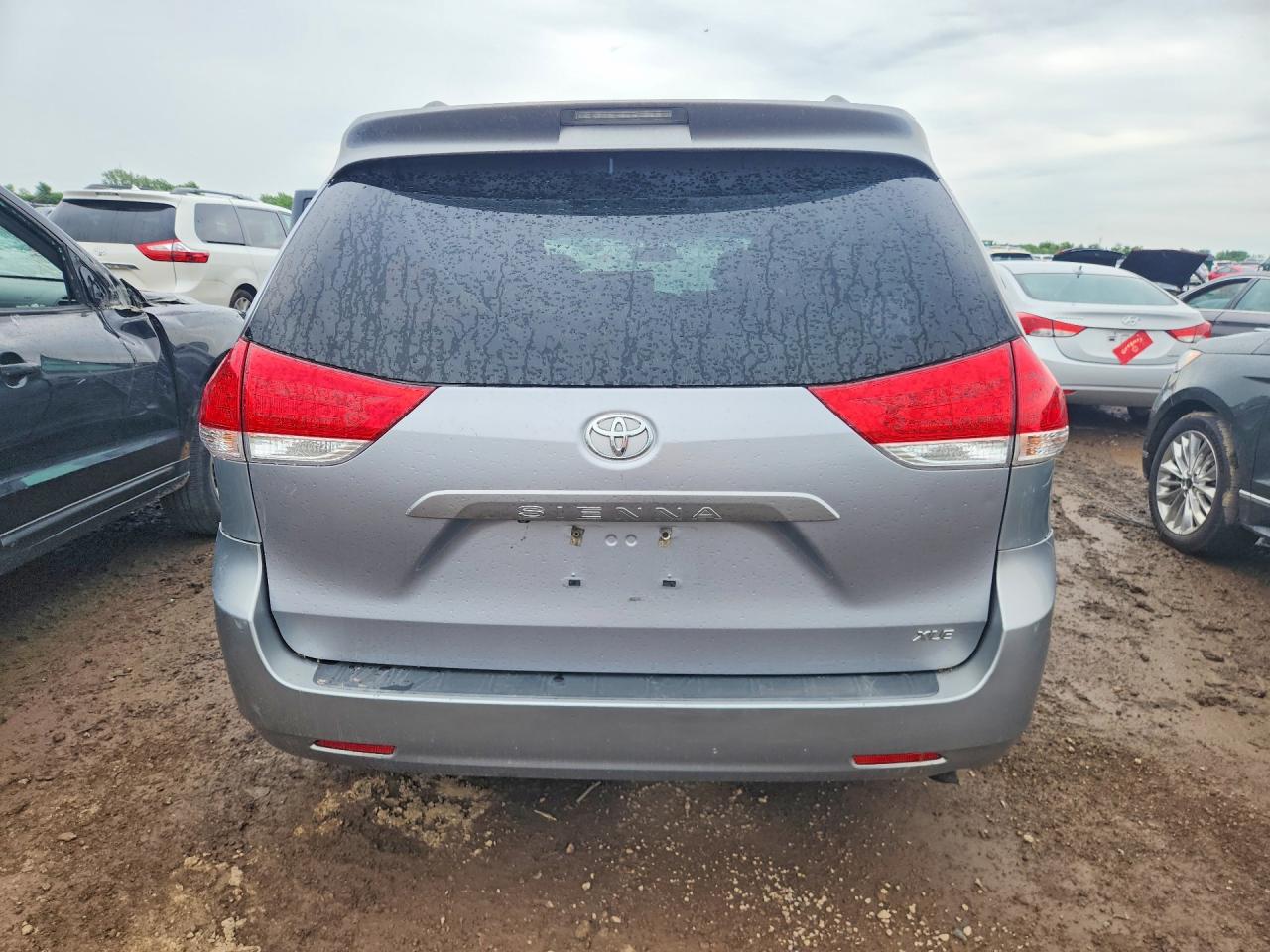 2012 Toyota Sienna Xle 8-passenger Silver vin: 5TDYK3DC9CS180552