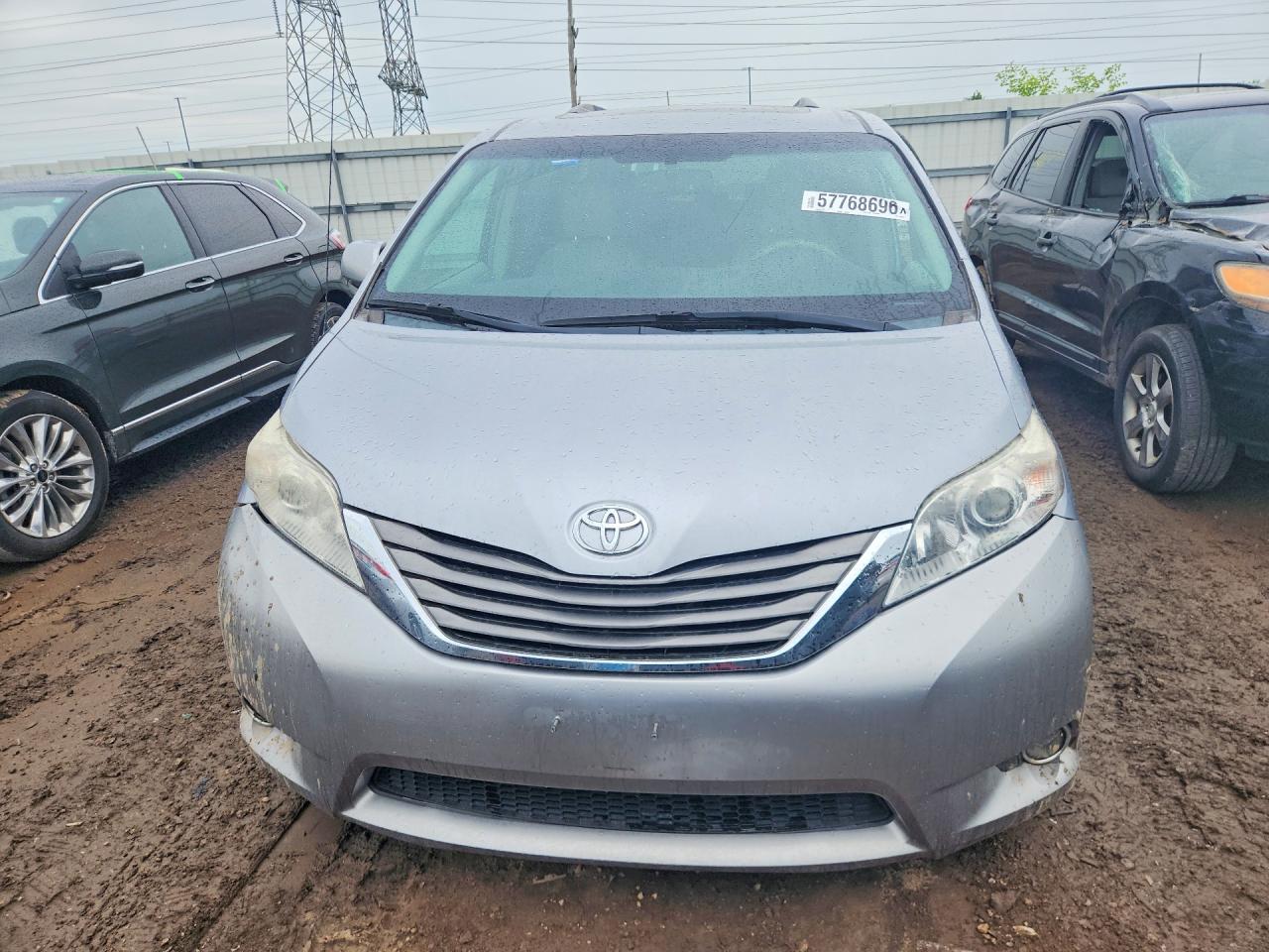 2012 Toyota Sienna Xle 8-passenger Silver vin: 5TDYK3DC9CS180552