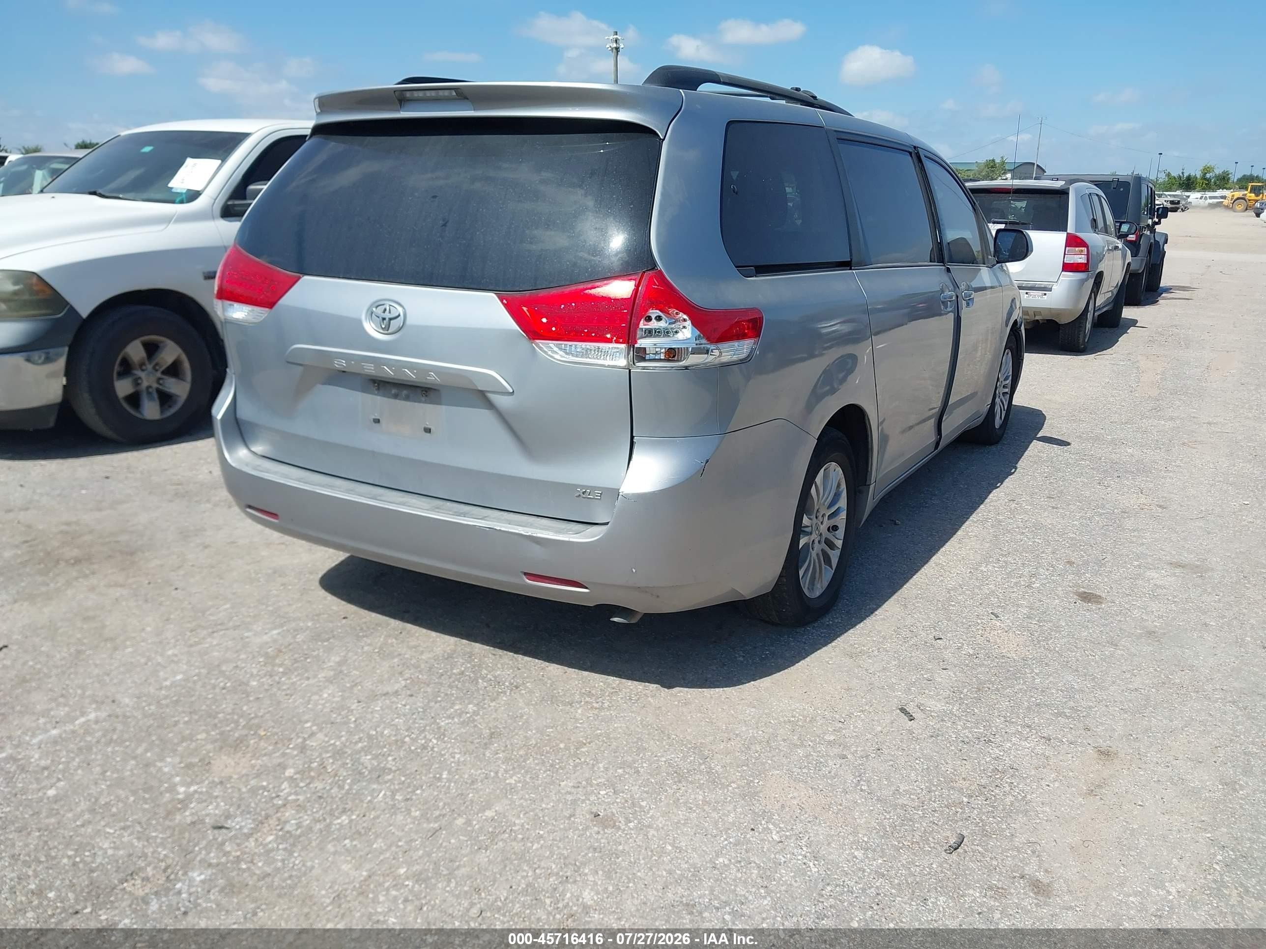 2012 Toyota Sienna Xle V6 8 Passenger Silver vin: 5TDYK3DC9CS209029