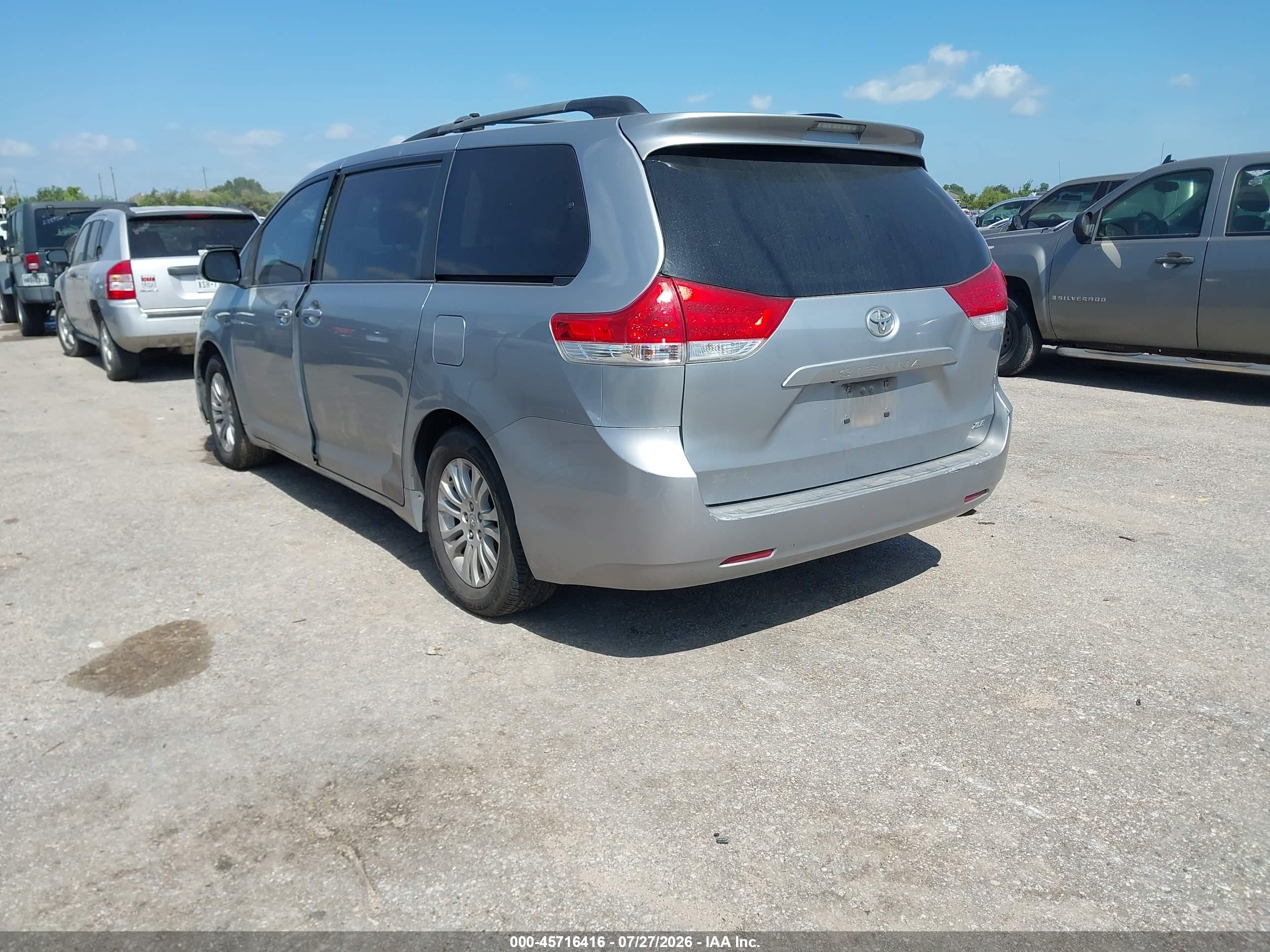 2012 Toyota Sienna Xle V6 8 Passenger Silver vin: 5TDYK3DC9CS209029