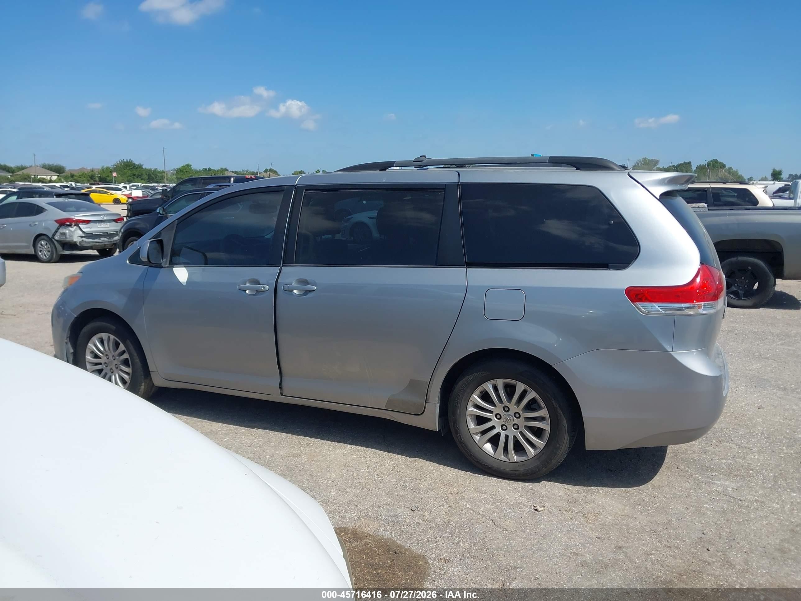 2012 Toyota Sienna Xle V6 8 Passenger Silver vin: 5TDYK3DC9CS209029