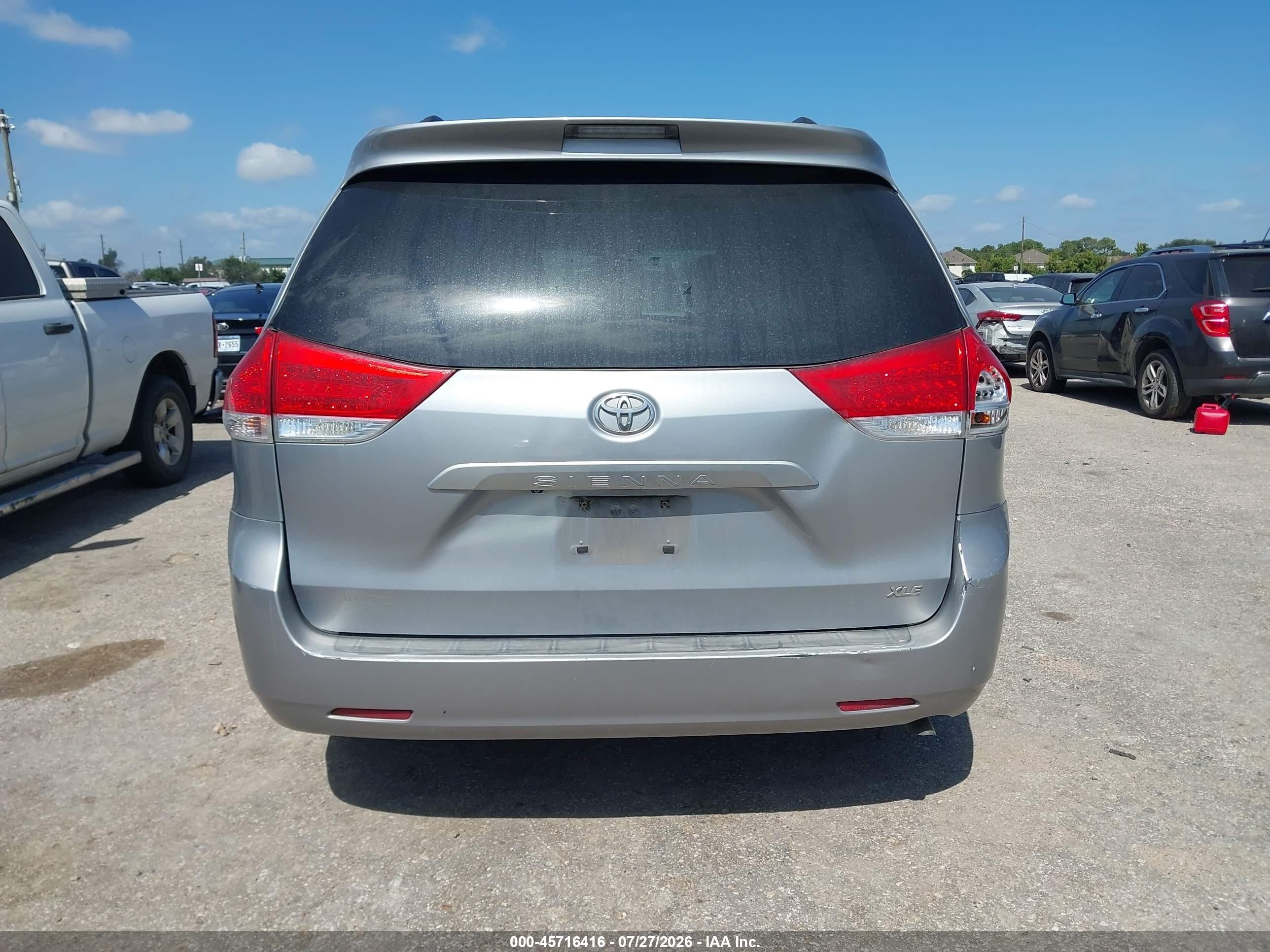 2012 Toyota Sienna Xle V6 8 Passenger Silver vin: 5TDYK3DC9CS209029