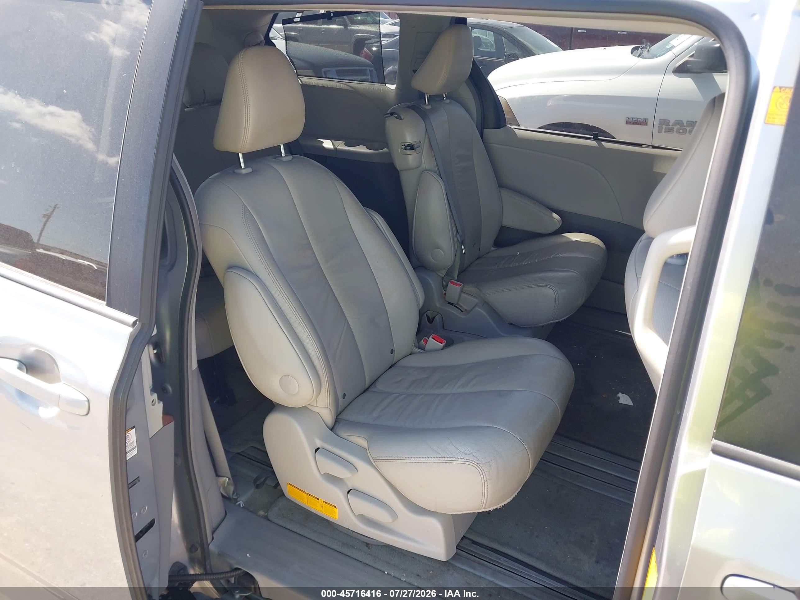2012 Toyota Sienna Xle V6 8 Passenger Silver vin: 5TDYK3DC9CS209029