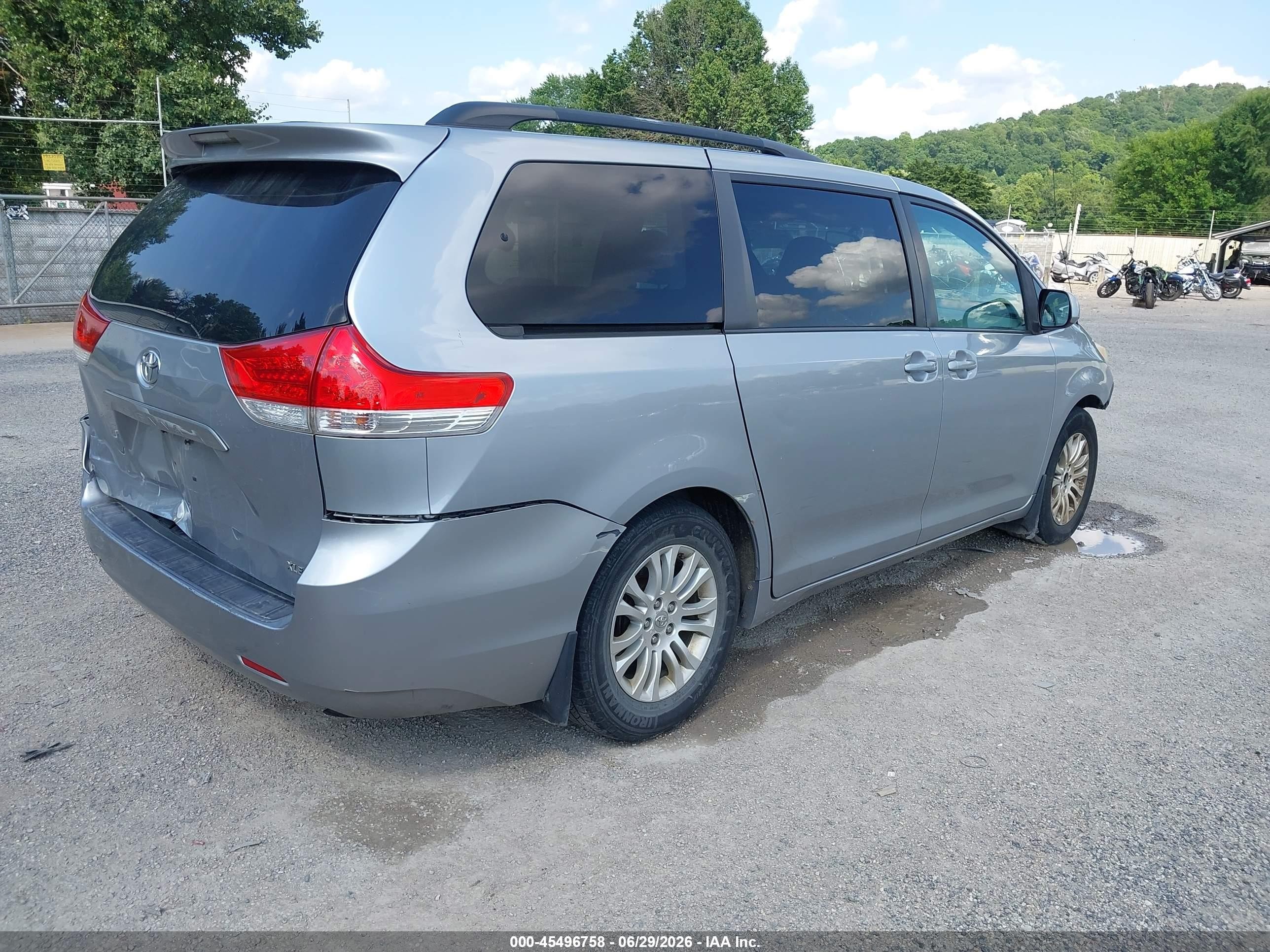 2012 Toyota Sienna Xle V6 8 Passenger Silver vin: 5TDYK3DC9CS216093