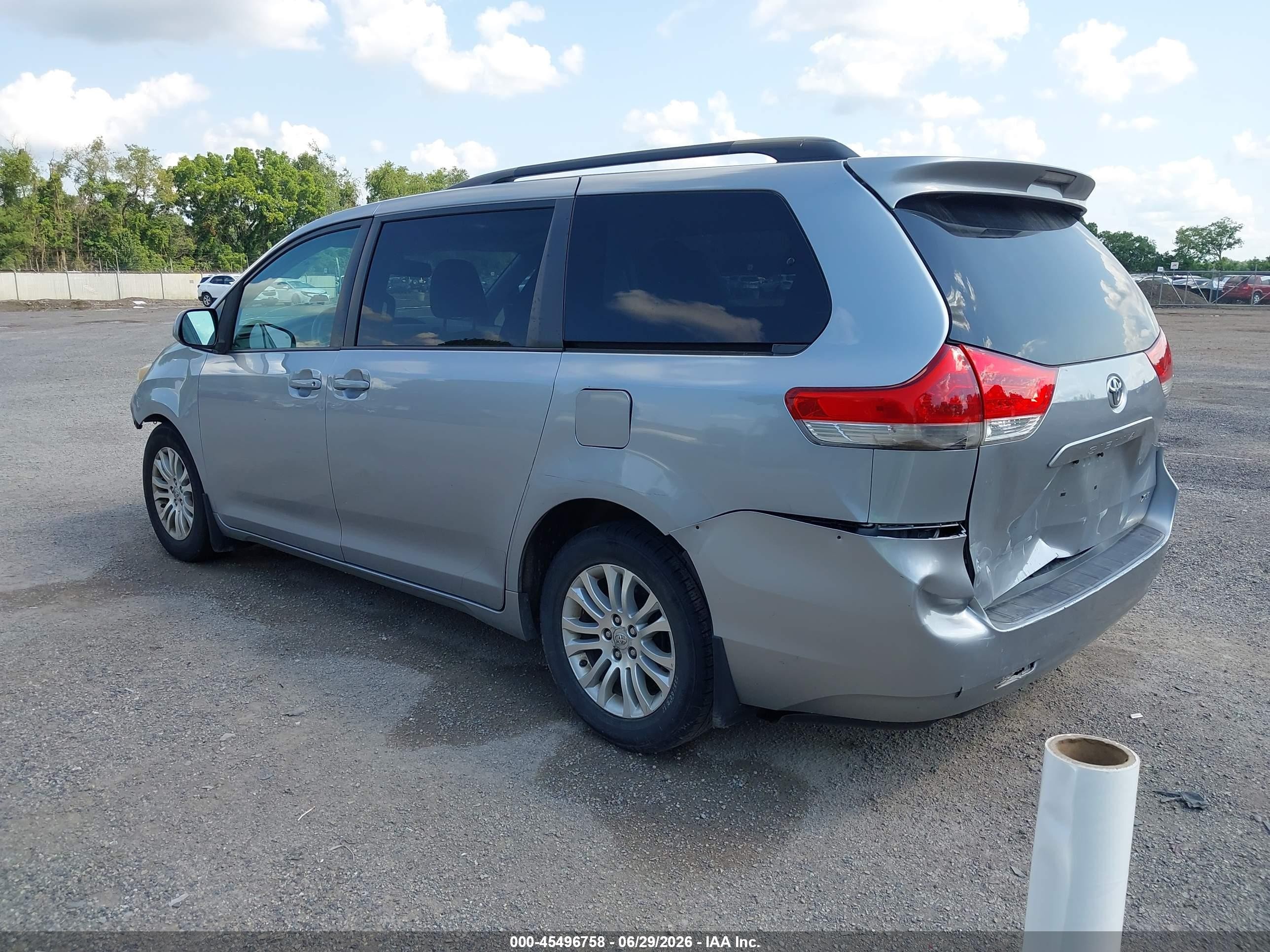 2012 Toyota Sienna Xle V6 8 Passenger Silver vin: 5TDYK3DC9CS216093