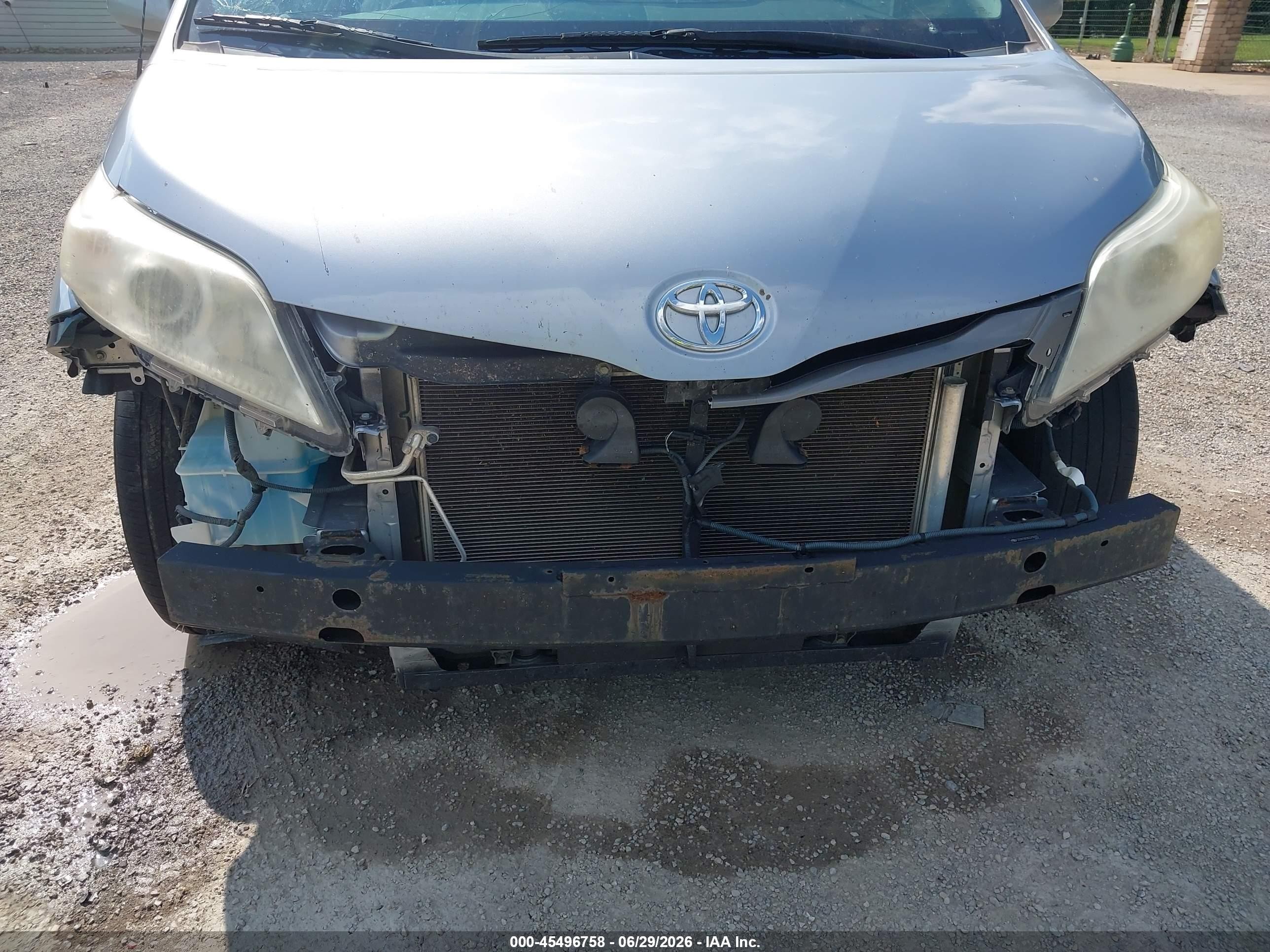 2012 Toyota Sienna Xle V6 8 Passenger Silver vin: 5TDYK3DC9CS216093