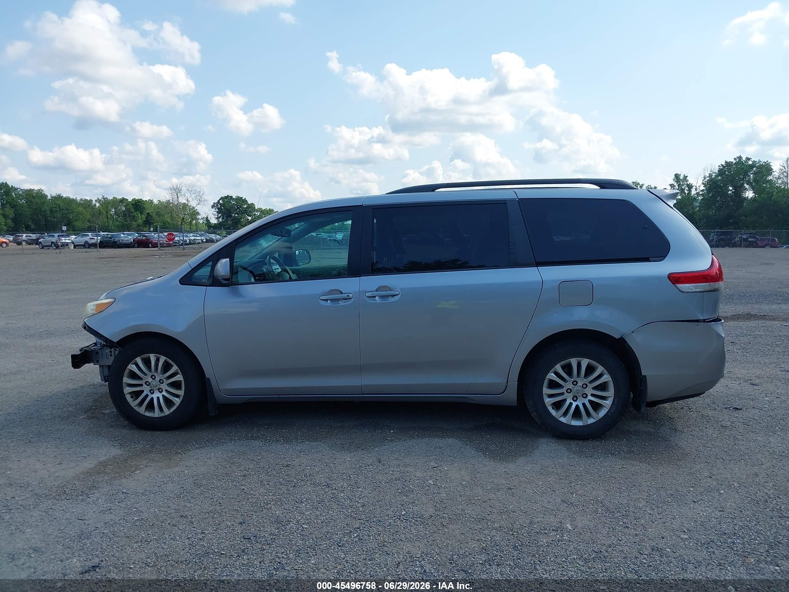 2012 Toyota Sienna Xle V6 8 Passenger Silver vin: 5TDYK3DC9CS216093