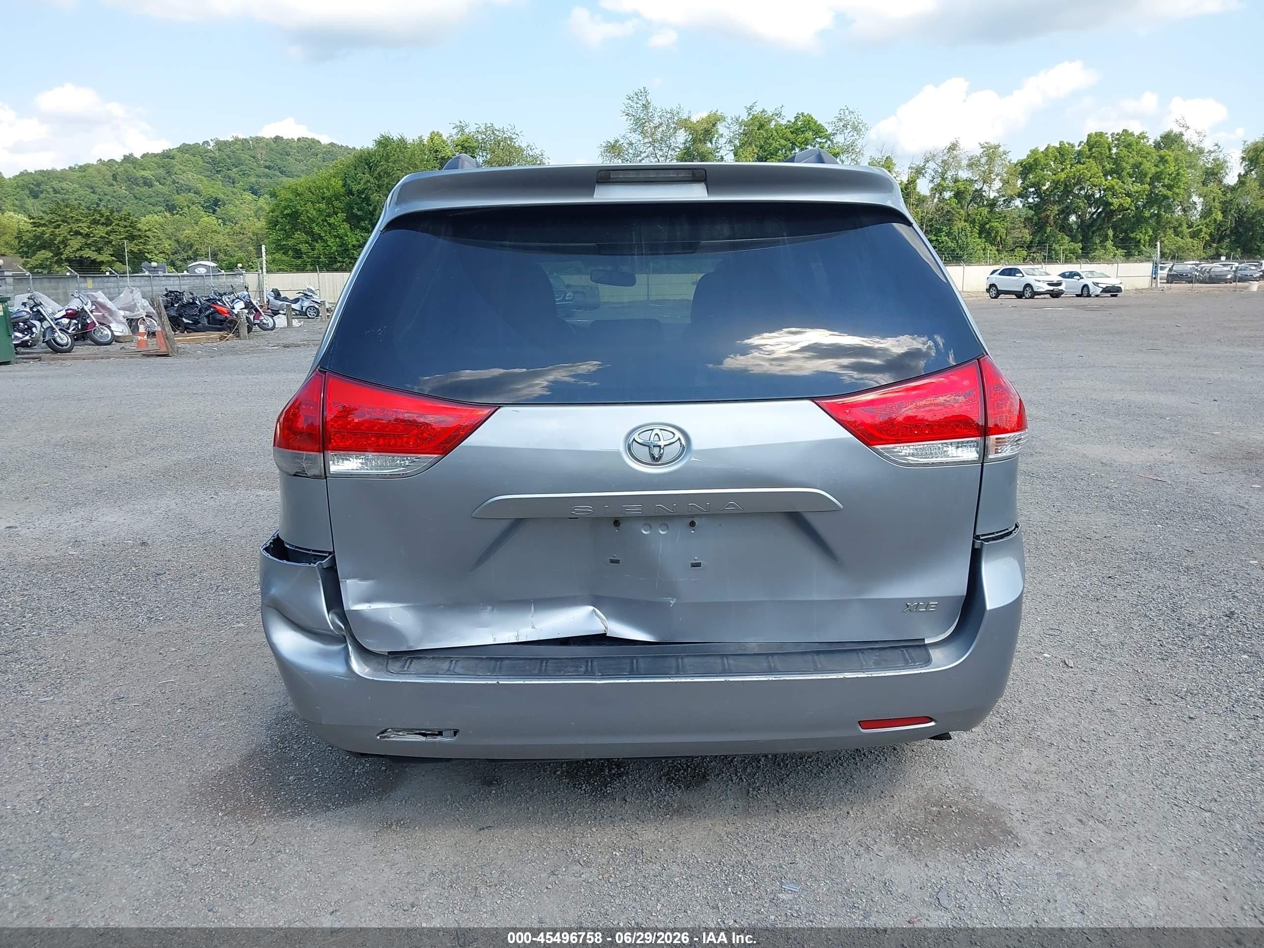 2012 Toyota Sienna Xle V6 8 Passenger Silver vin: 5TDYK3DC9CS216093