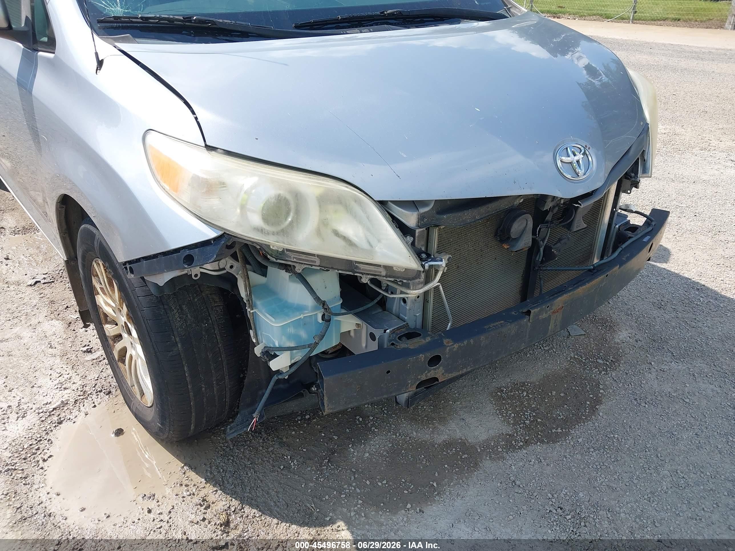 2012 Toyota Sienna Xle V6 8 Passenger Silver vin: 5TDYK3DC9CS216093
