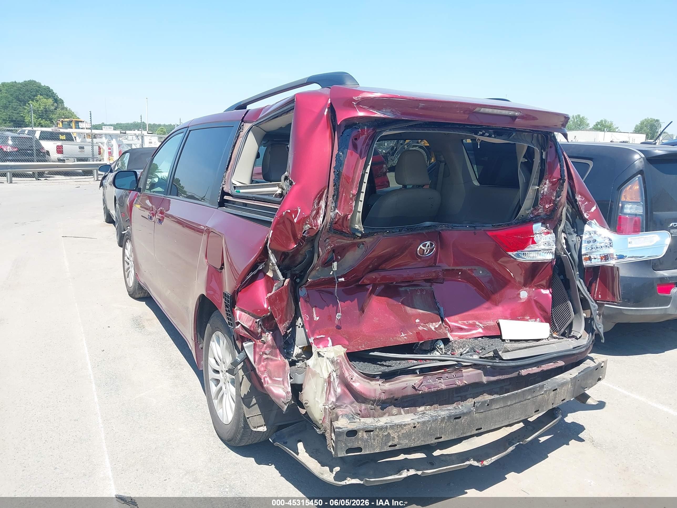 2012 Toyota Sienna Xle V6 8 Passenger Red vin: 5TDYK3DC9CS225943