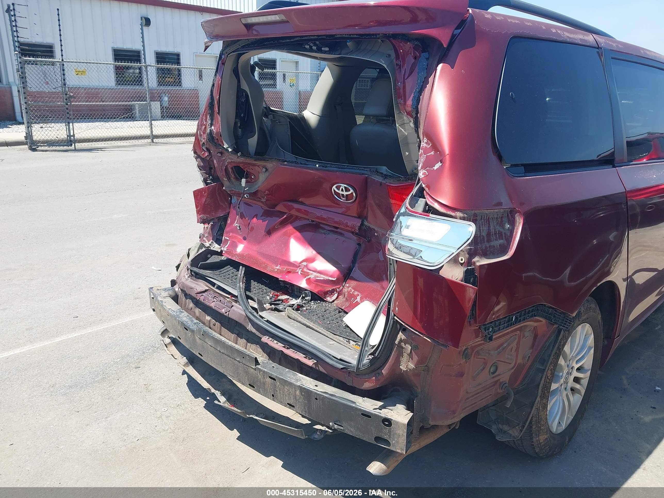 2012 Toyota Sienna Xle V6 8 Passenger Red vin: 5TDYK3DC9CS225943