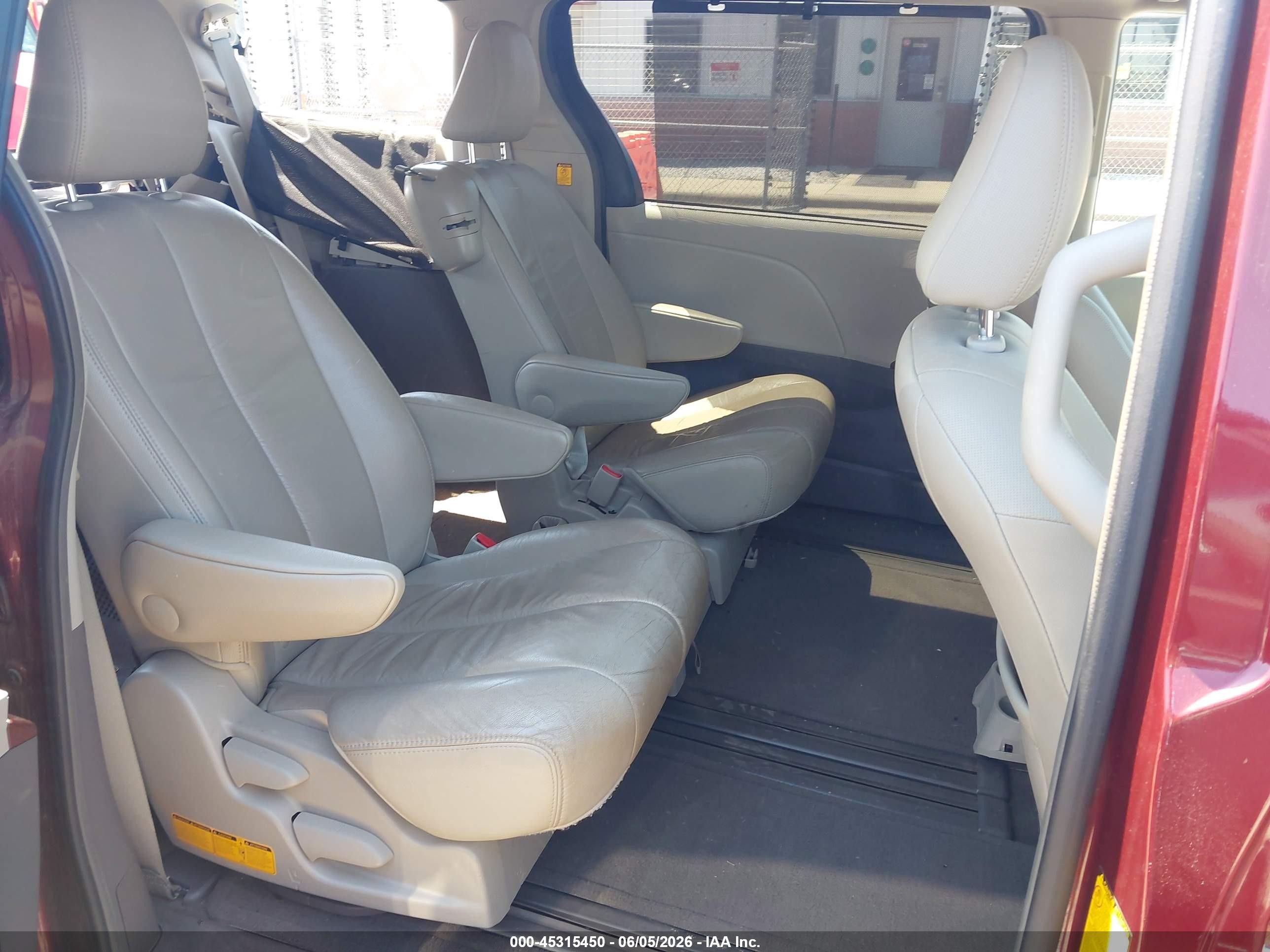 2012 Toyota Sienna Xle V6 8 Passenger Red vin: 5TDYK3DC9CS225943